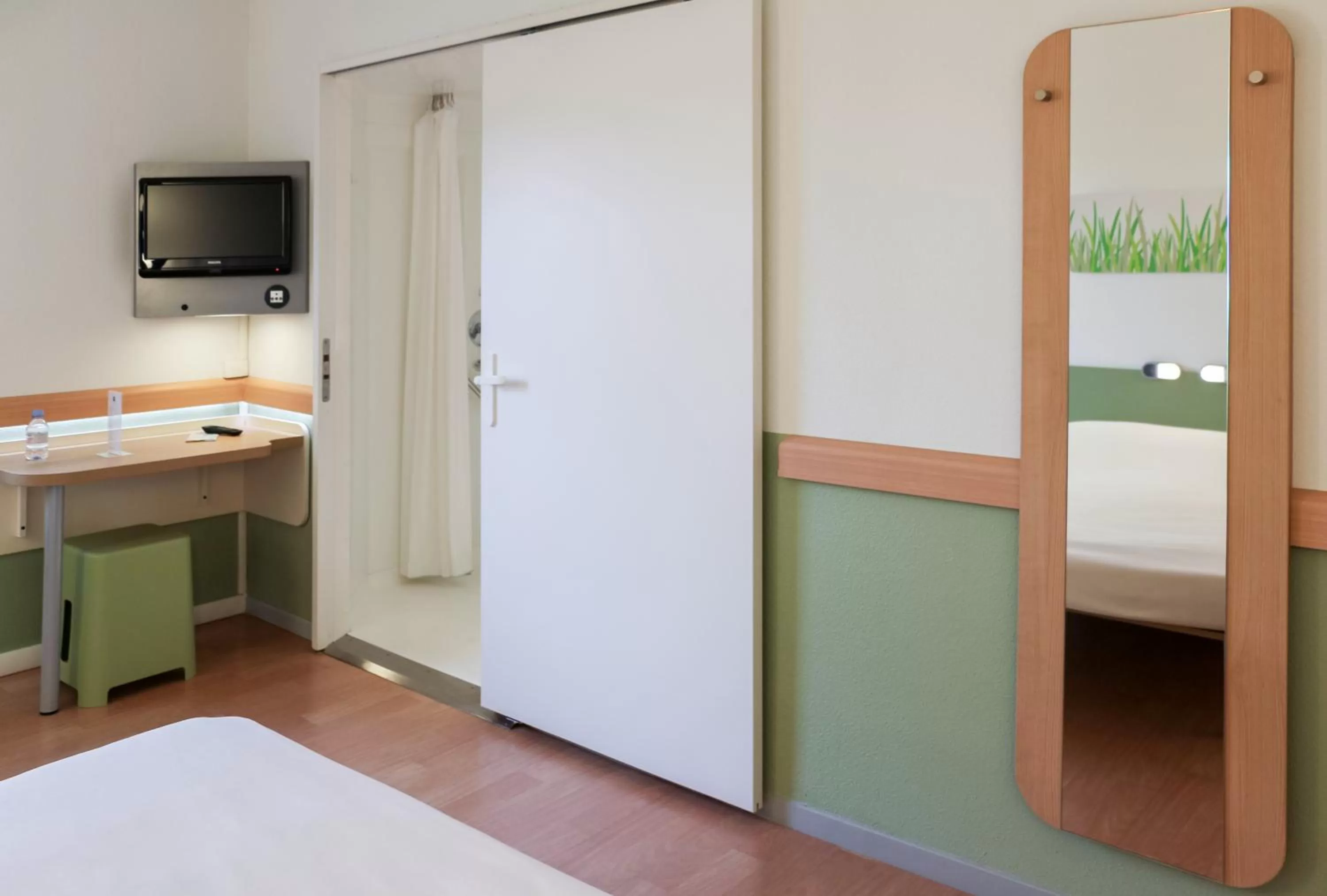 Day, Bed in ibis budget Castelnaudary - A61