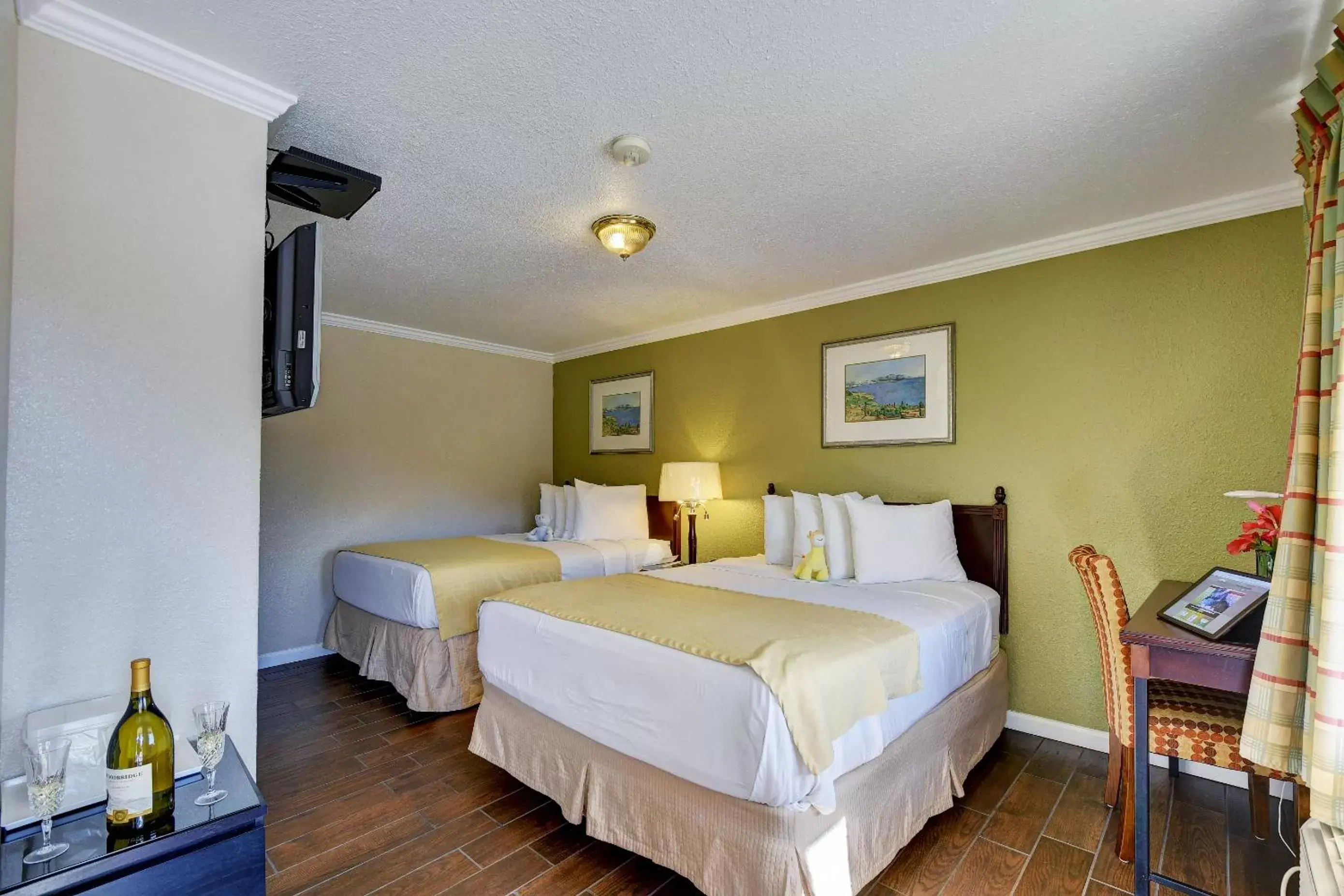 Bed in Traveler's Inn Williams, CA Boutique Hotel