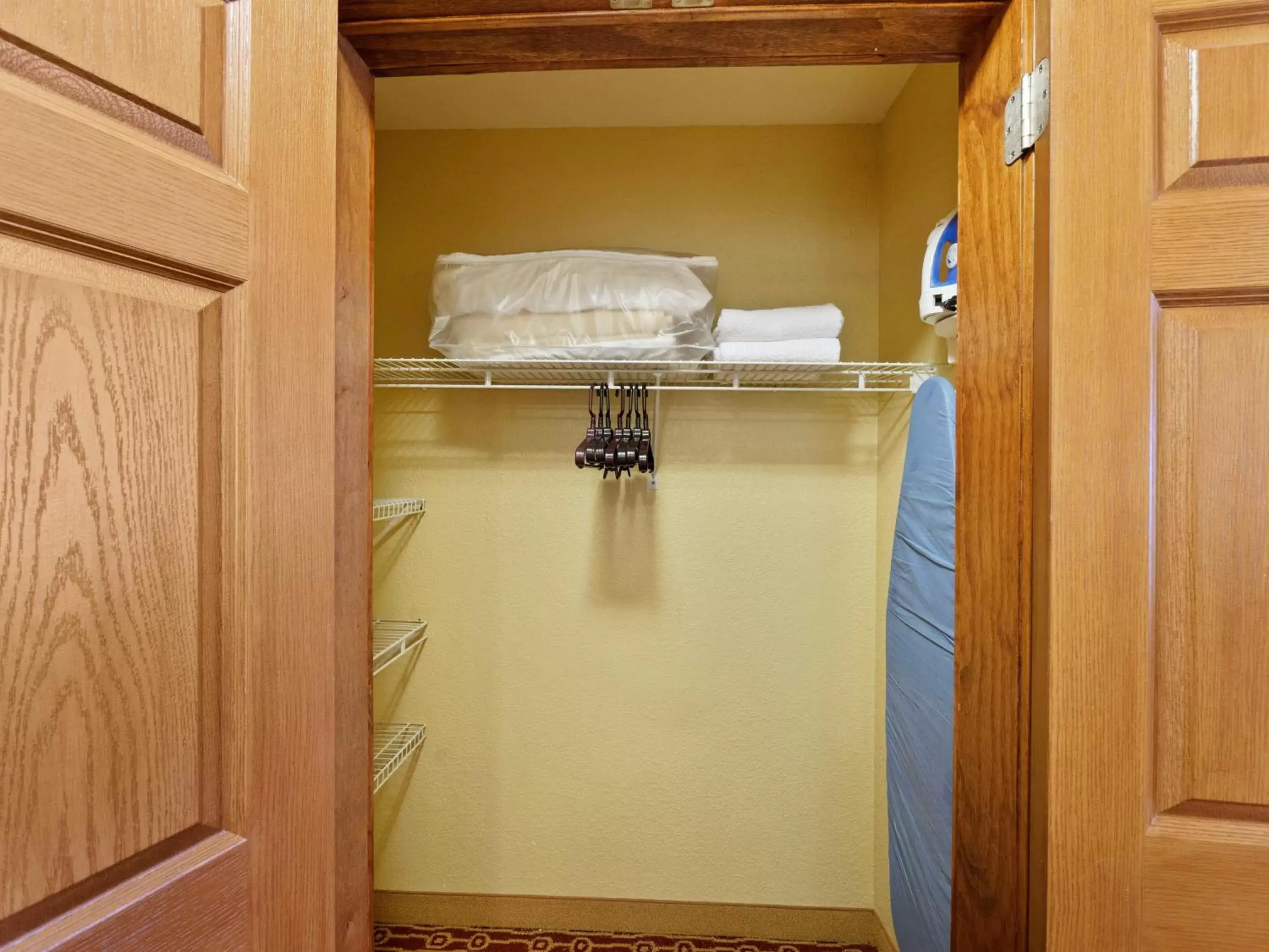 wardrobe in Extended Stay America Suites - Chantilly - Dulles
