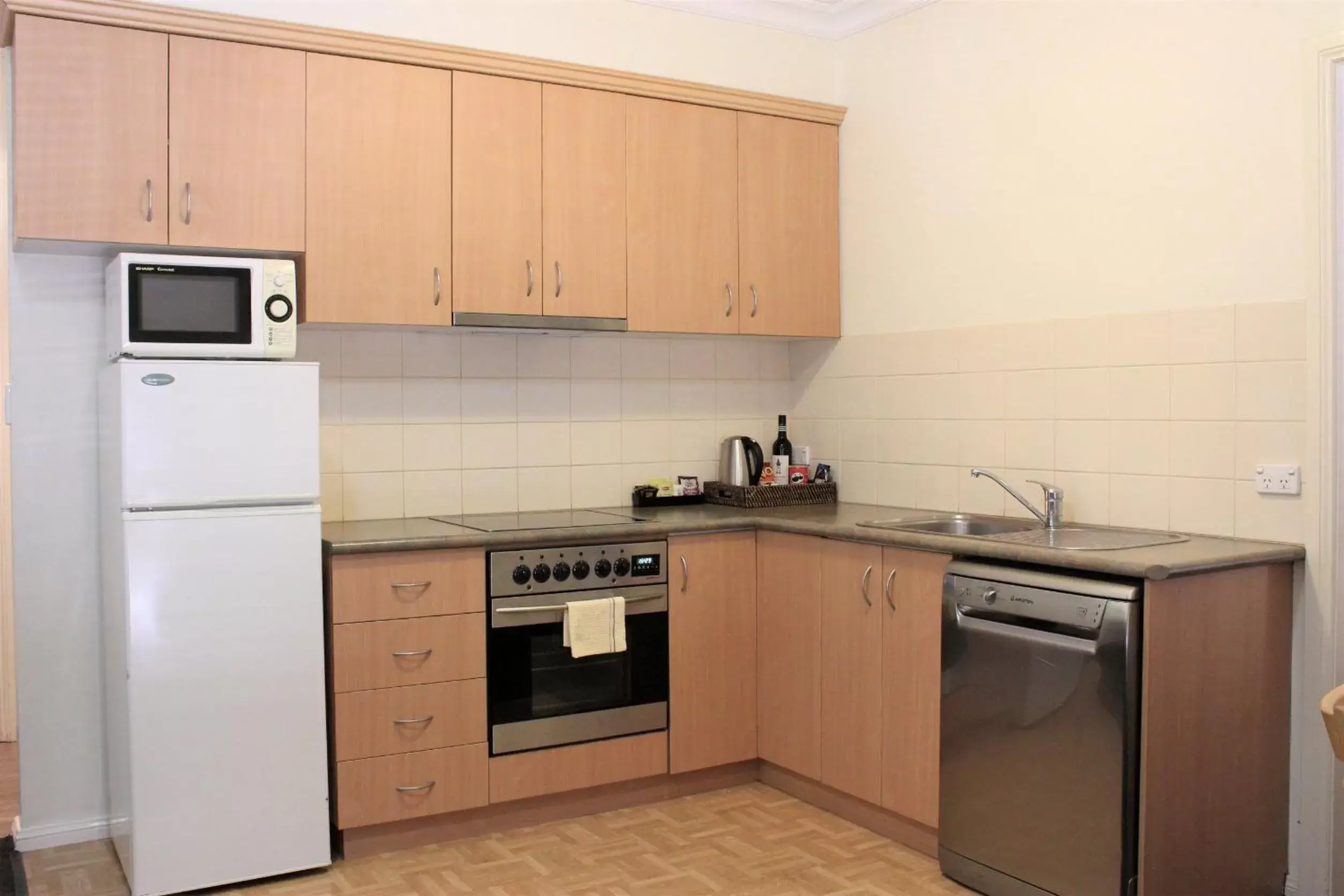 Kitchen or kitchenette, Kitchen/Kitchenette in Carlyle Suites & Apartments