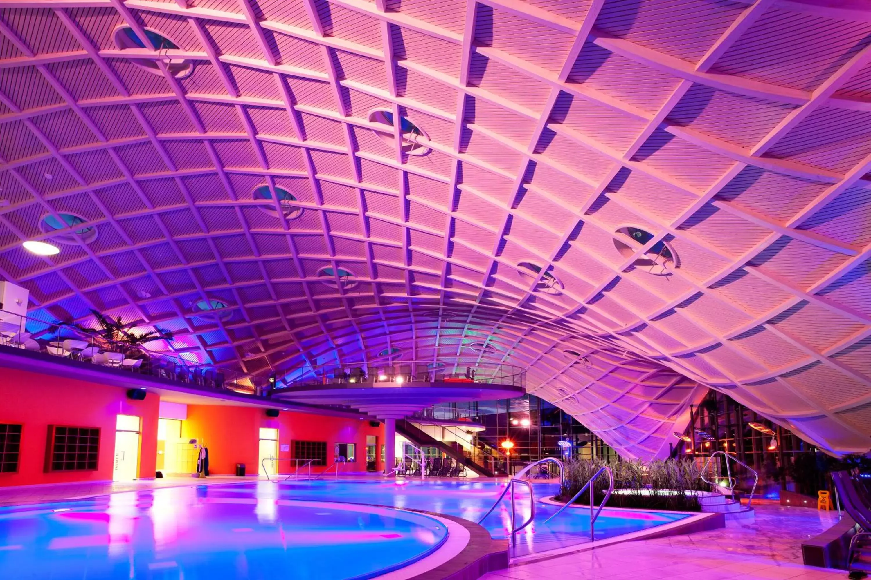 Swimming Pool in Hotel an der Therme