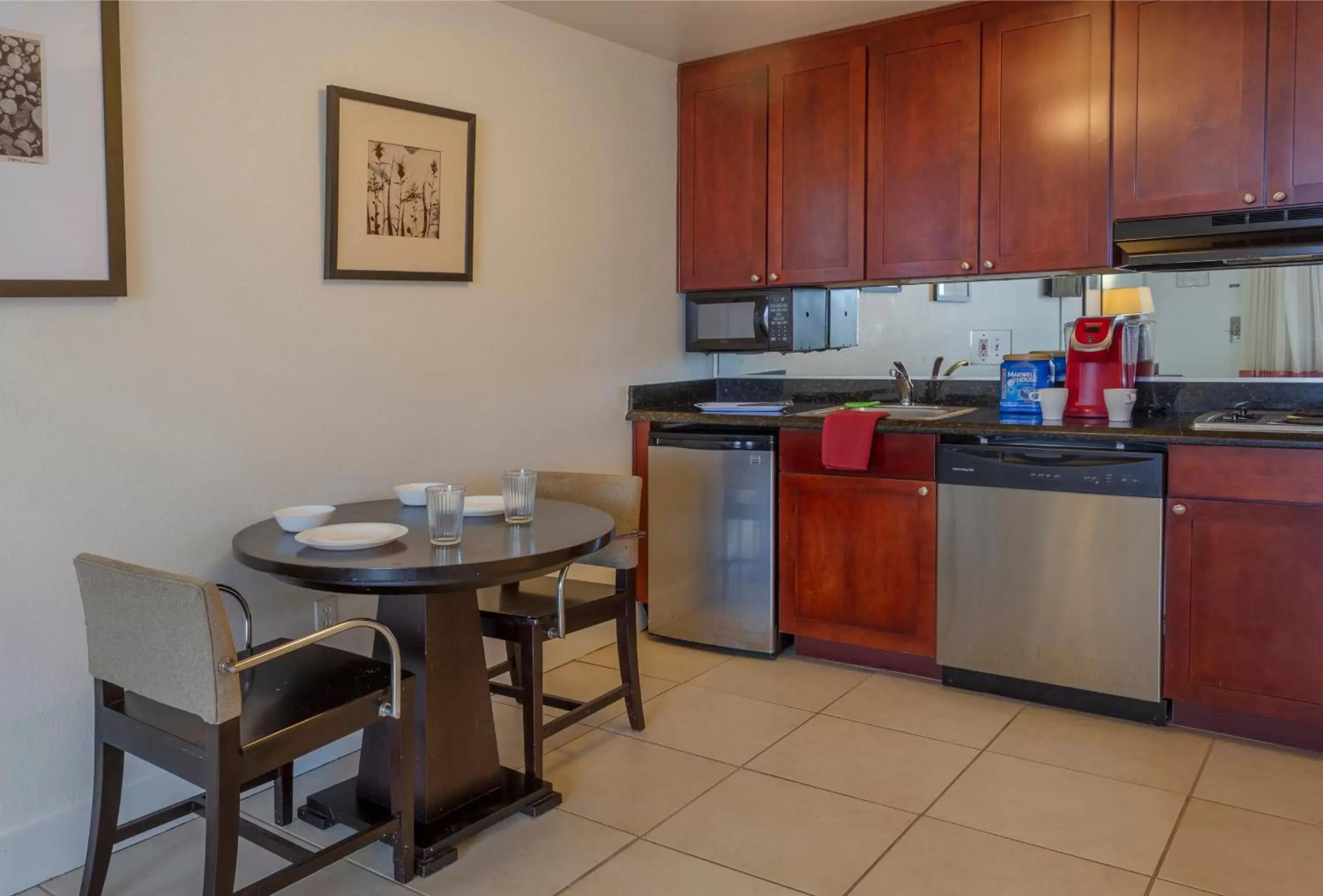 Kitchen or kitchenette, Kitchen/Kitchenette in DOLPHINS, BEACH step away, WIFI, FREE PARKING,POOLS, JACUZZI