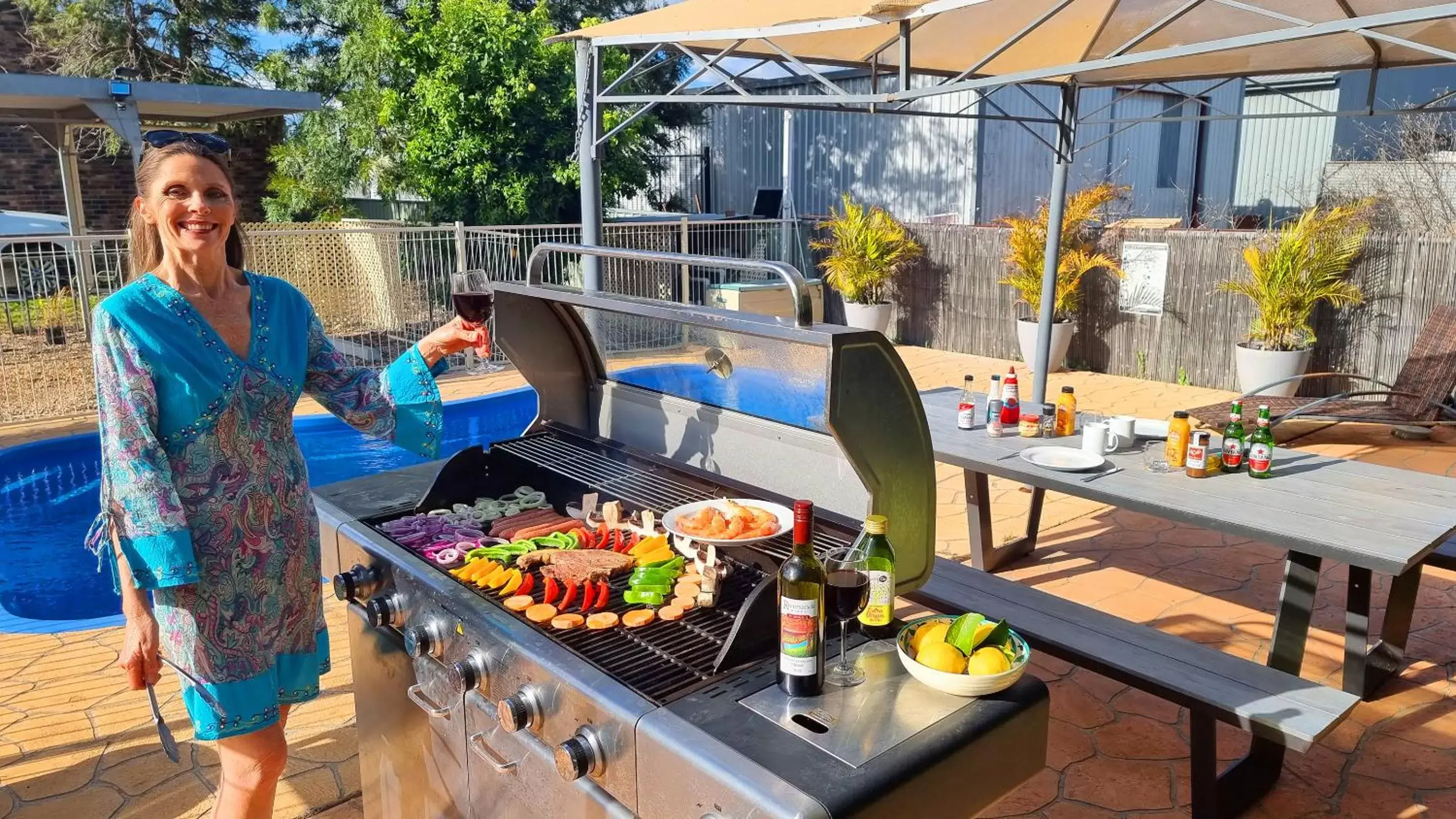 BBQ facilities, Food in Castlereagh Lodge Motel