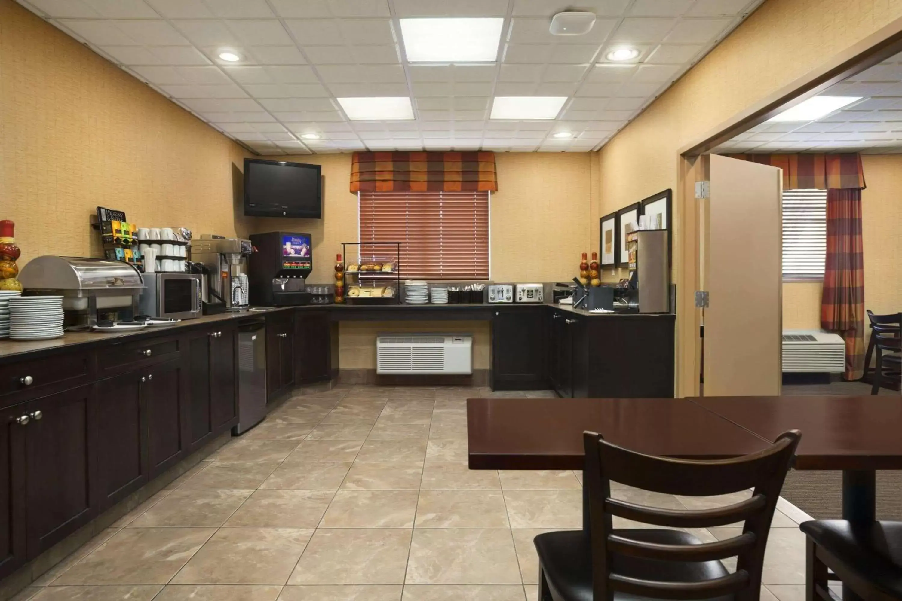 Restaurant/Places to Eat in Ramada by Wyndham Surrey/Langley