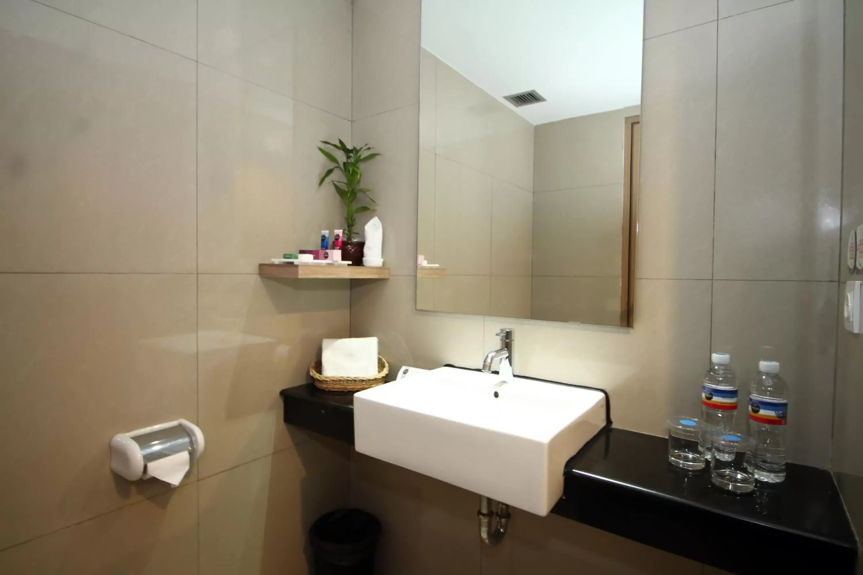 Shower, Bathroom in Hotel Dafam Pekanbaru