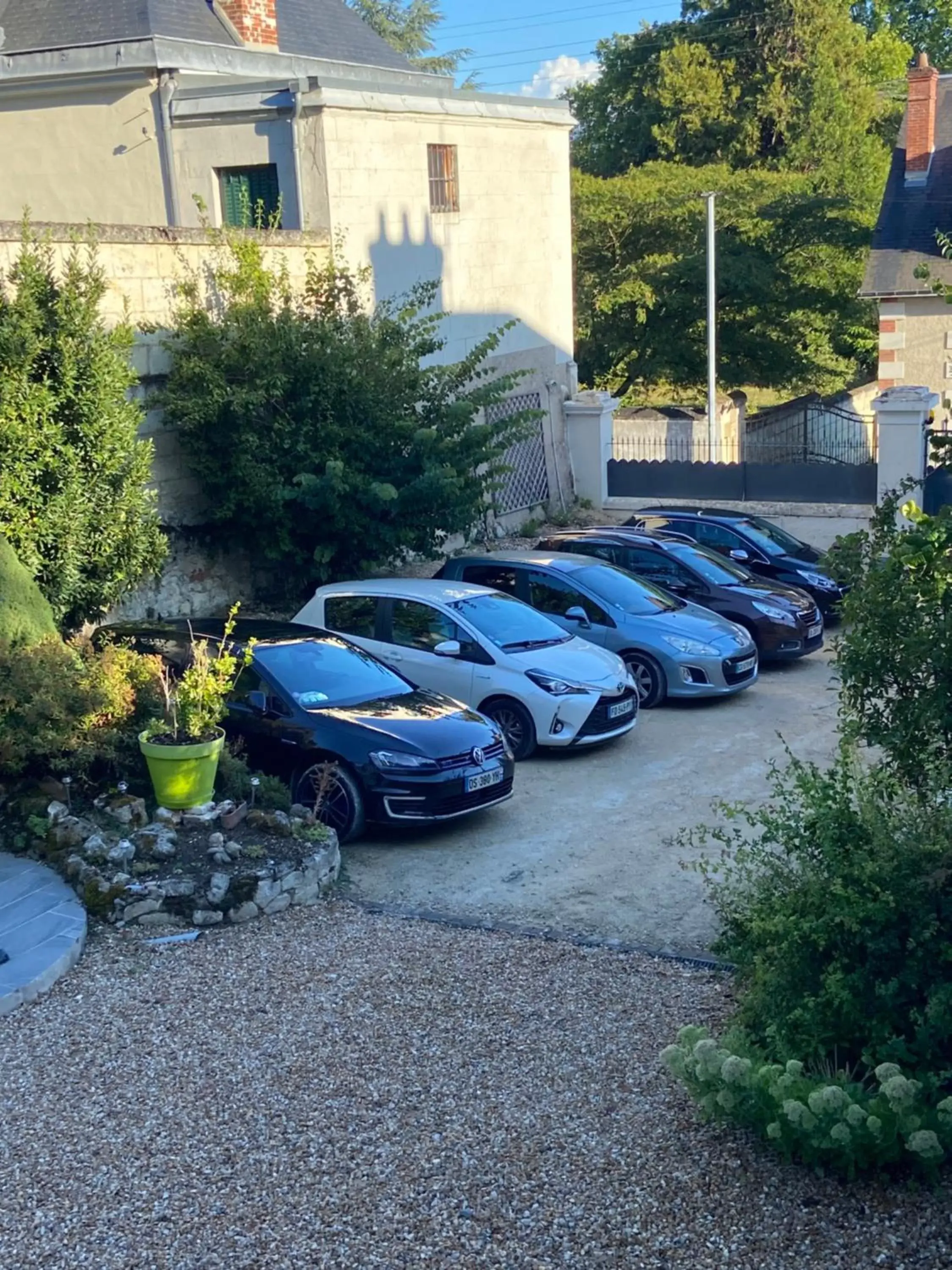 Parking, Property Building in Les Rives du Cher - Chambres d'hôtes