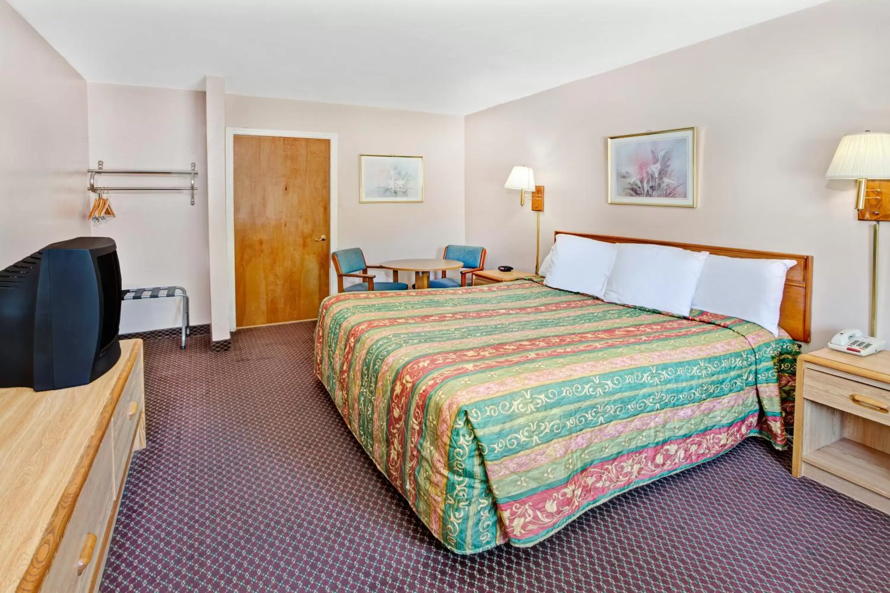 King Room - Disability Access/Non-Smoking in Super 8 by Wyndham Marietta/West/Atl Area