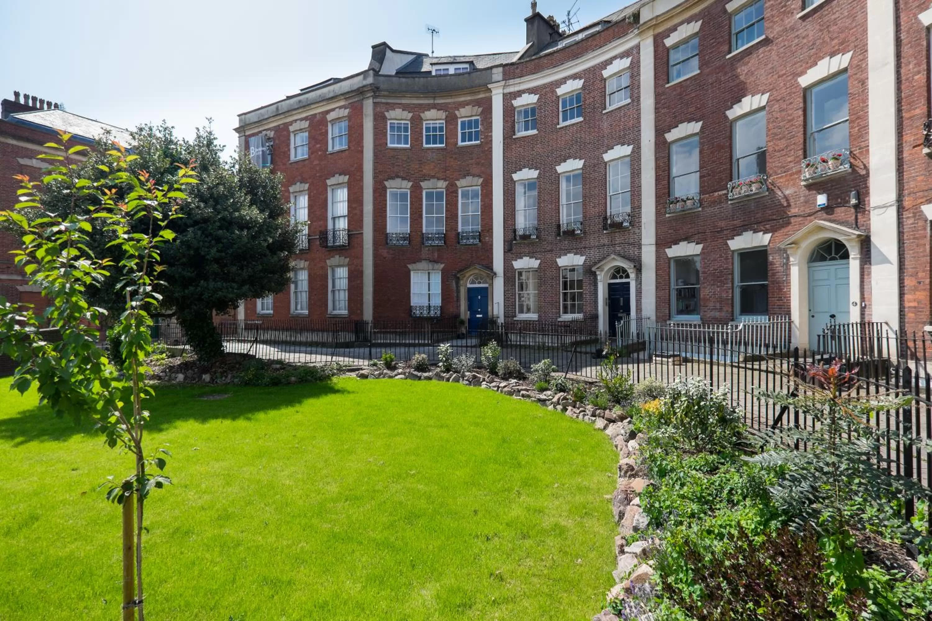 Facade/entrance, Property Building in Berkeley Suites