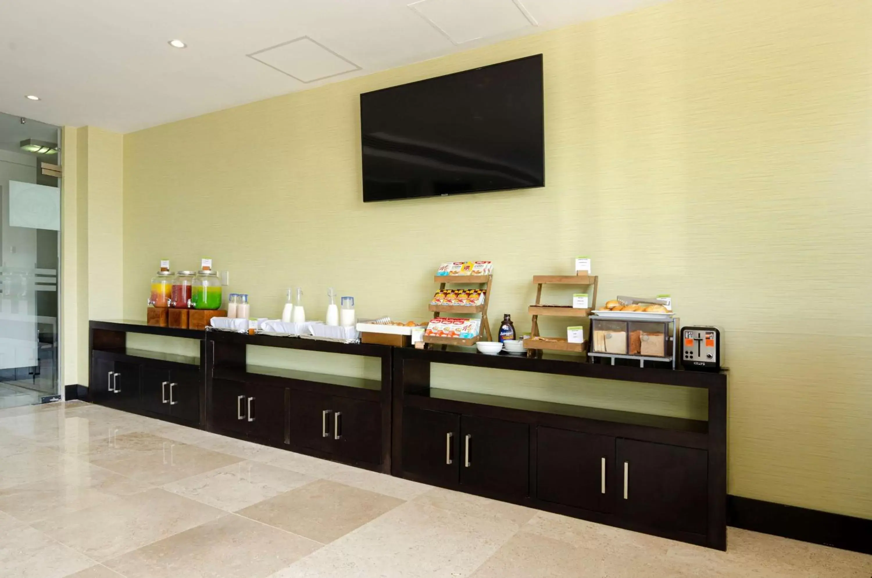 Breakfast, TV/Entertainment Center in DoubleTree by Hilton Queretaro