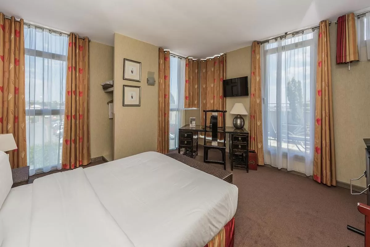 Bedroom, Bed in Hostellerie Saint Vincent Beauvais Aeroport