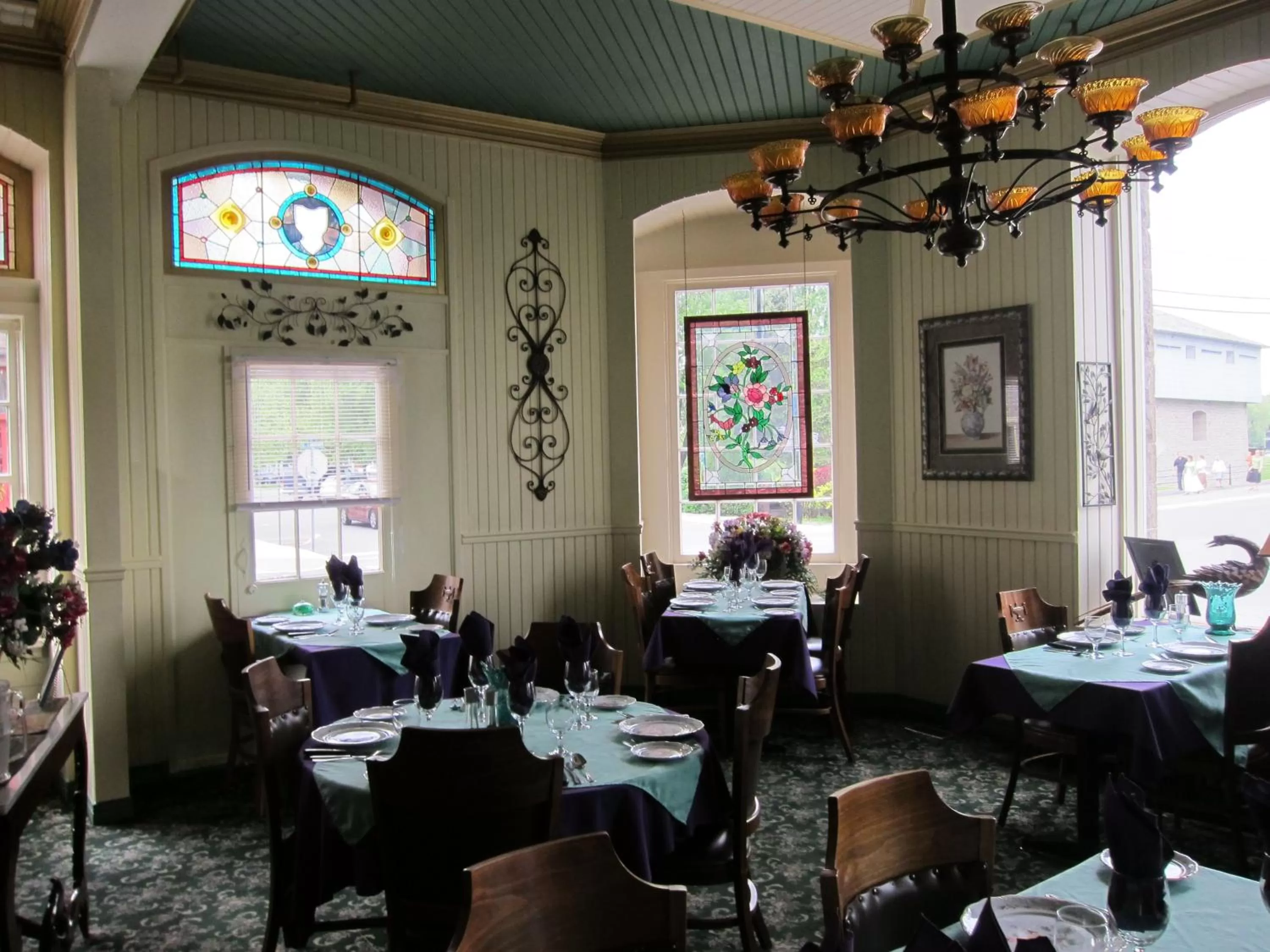 Restaurant/Places to Eat in Baldachin Inn