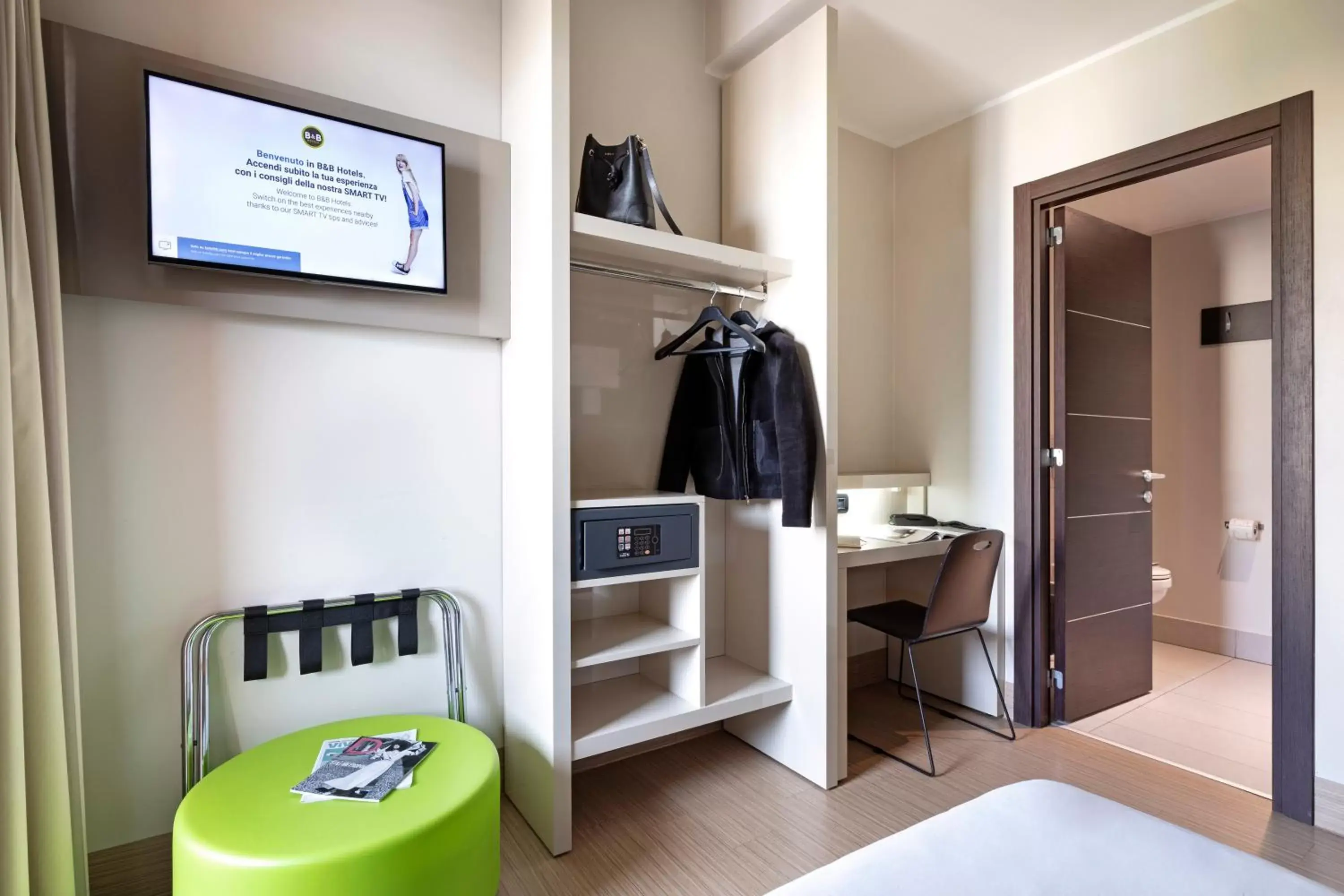 Bedroom, TV/Entertainment Center in B&B Hotel Bergamo