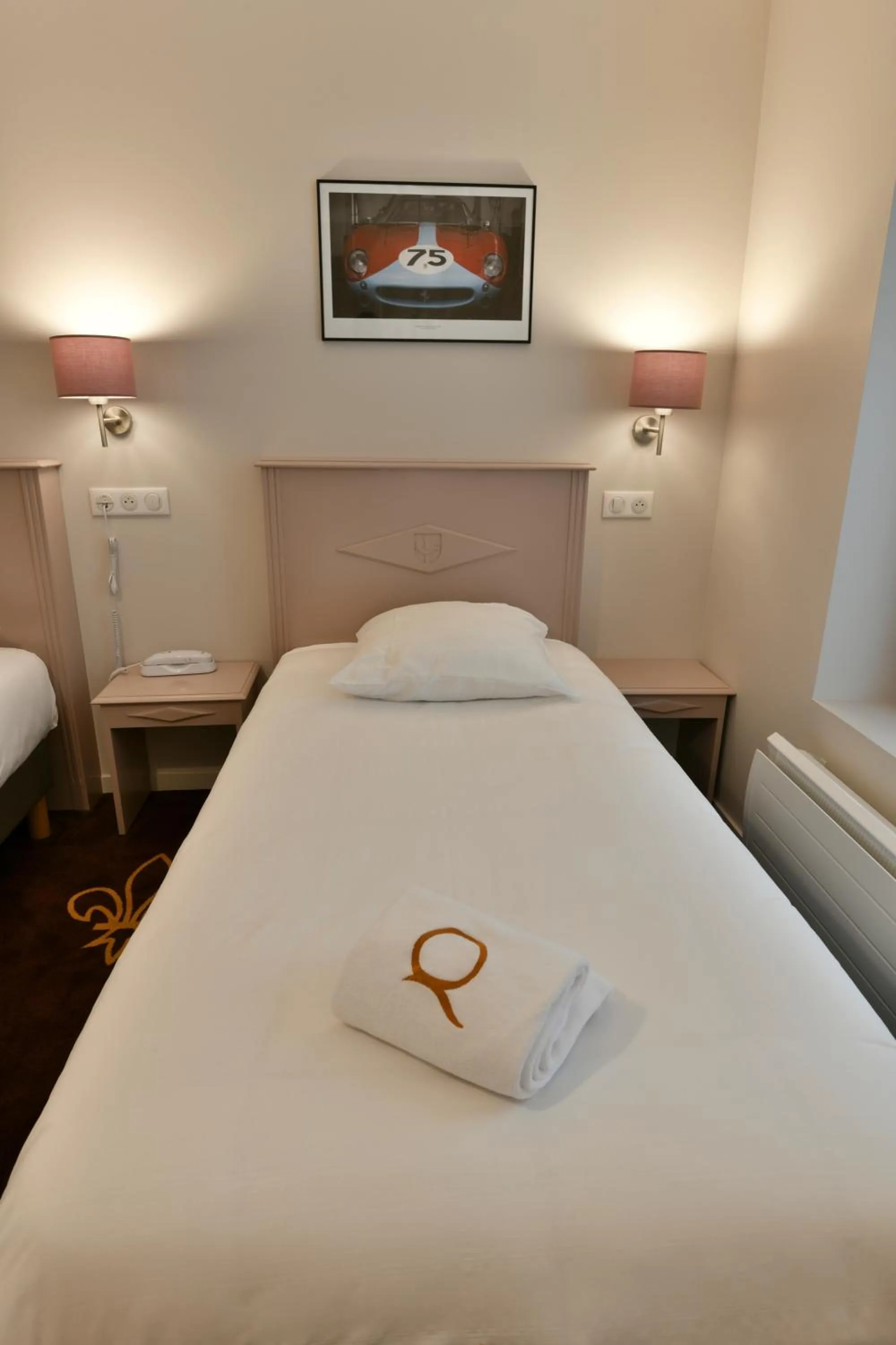 Bed in Hôtel Le Roncevaux