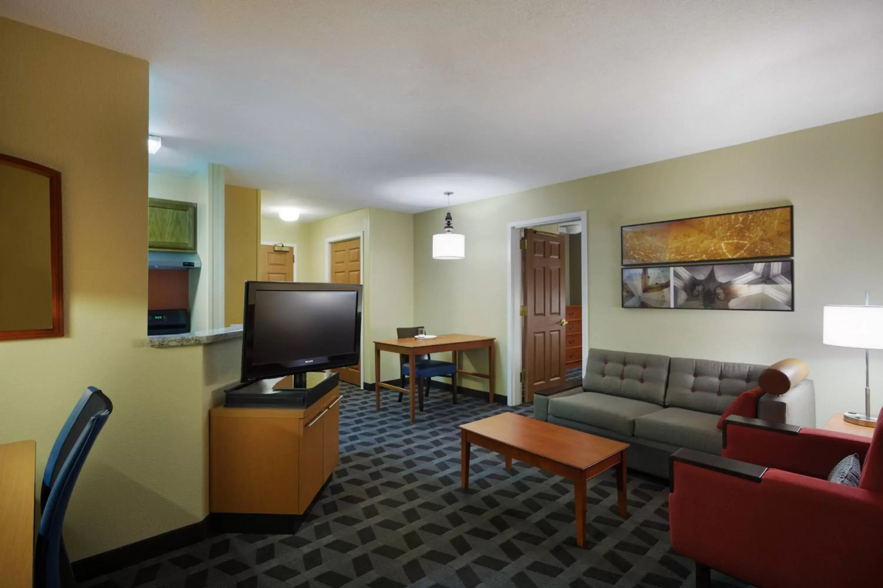 Living room, TV/Entertainment Center in TownePlace Suites Tampa North I-75 Fletcher