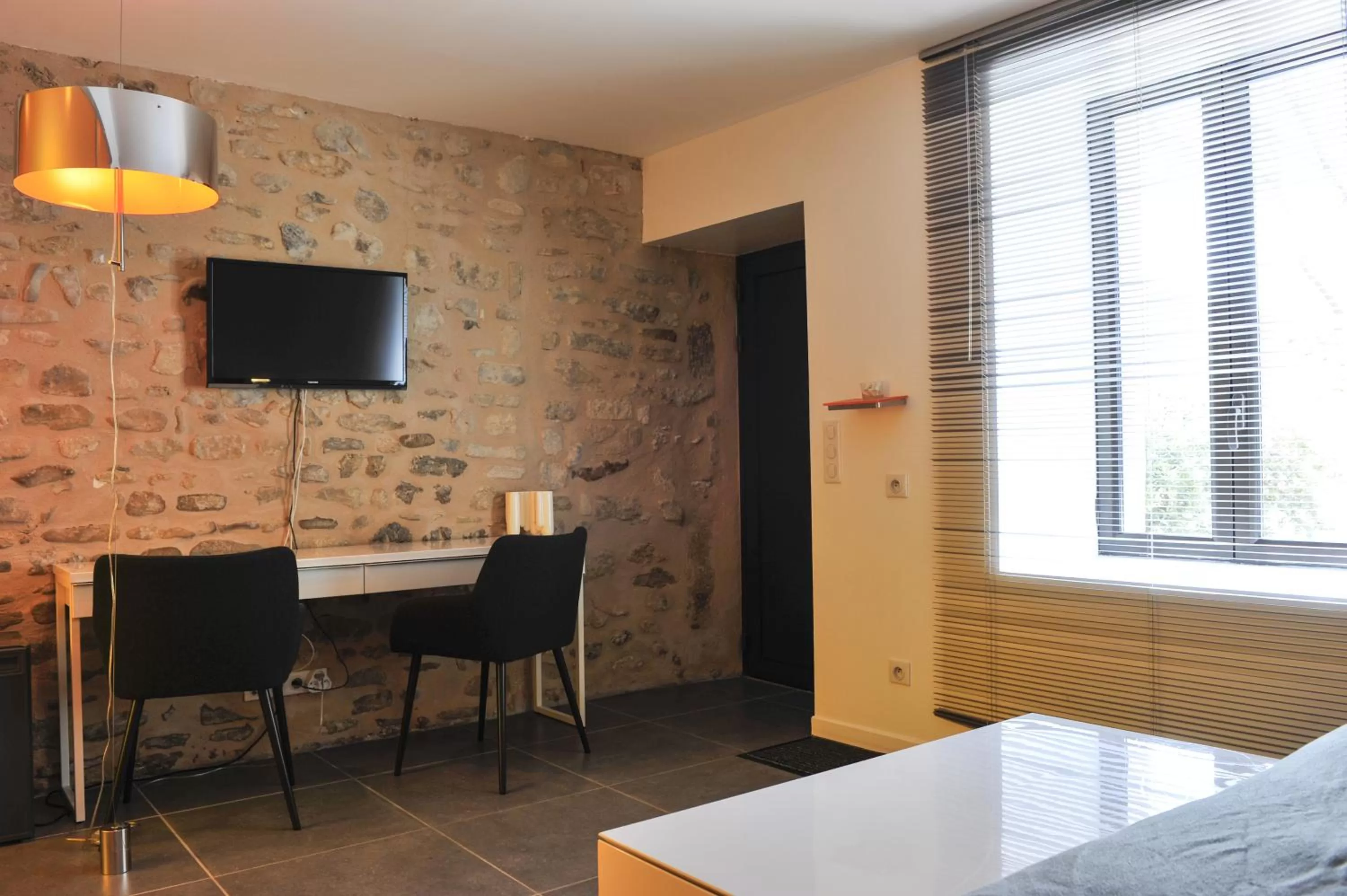 Bedroom, TV/Entertainment Center in Le Jour et la Nuit, Maison d'hôtes