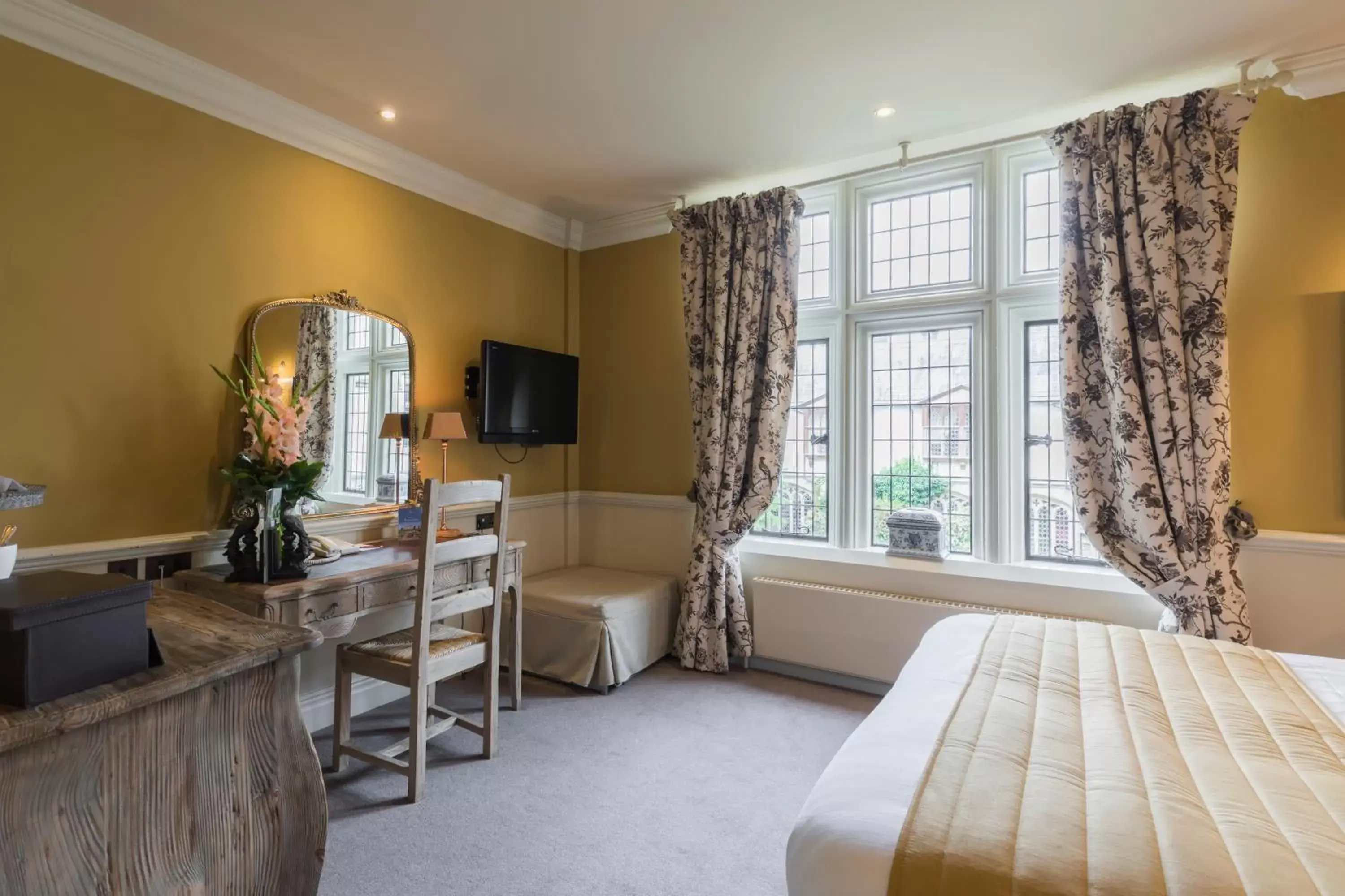 Bedroom, TV/Entertainment Center in Coombe Abbey Hotel