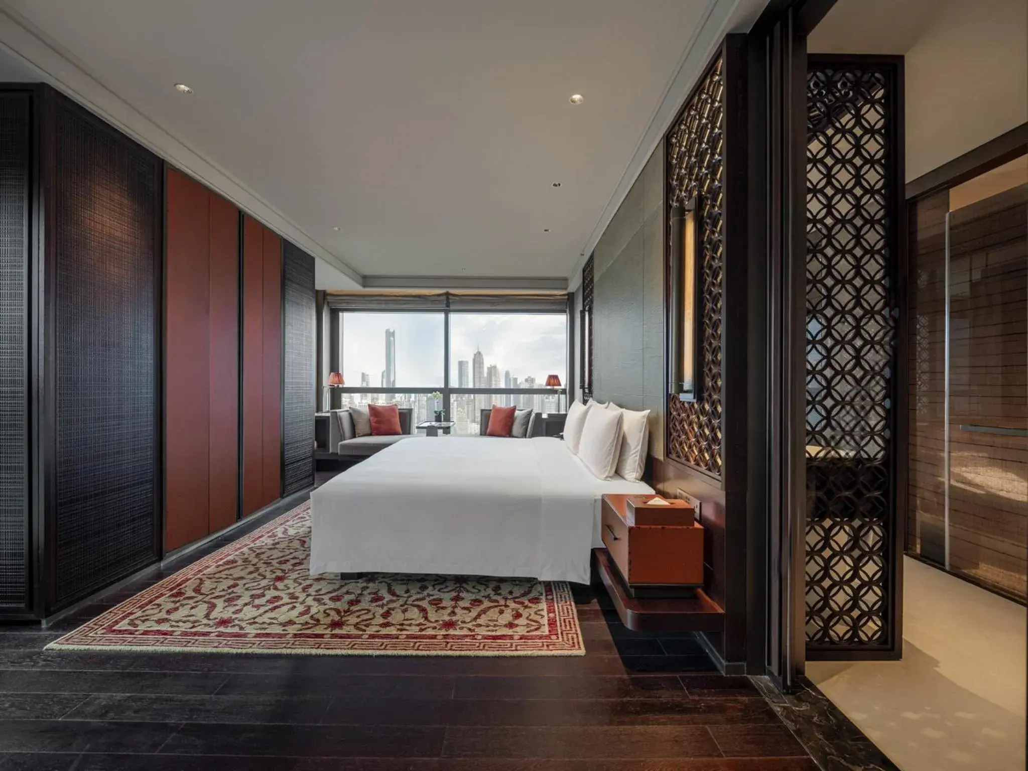 Photo of the whole room, Bed in Regent Chongqing