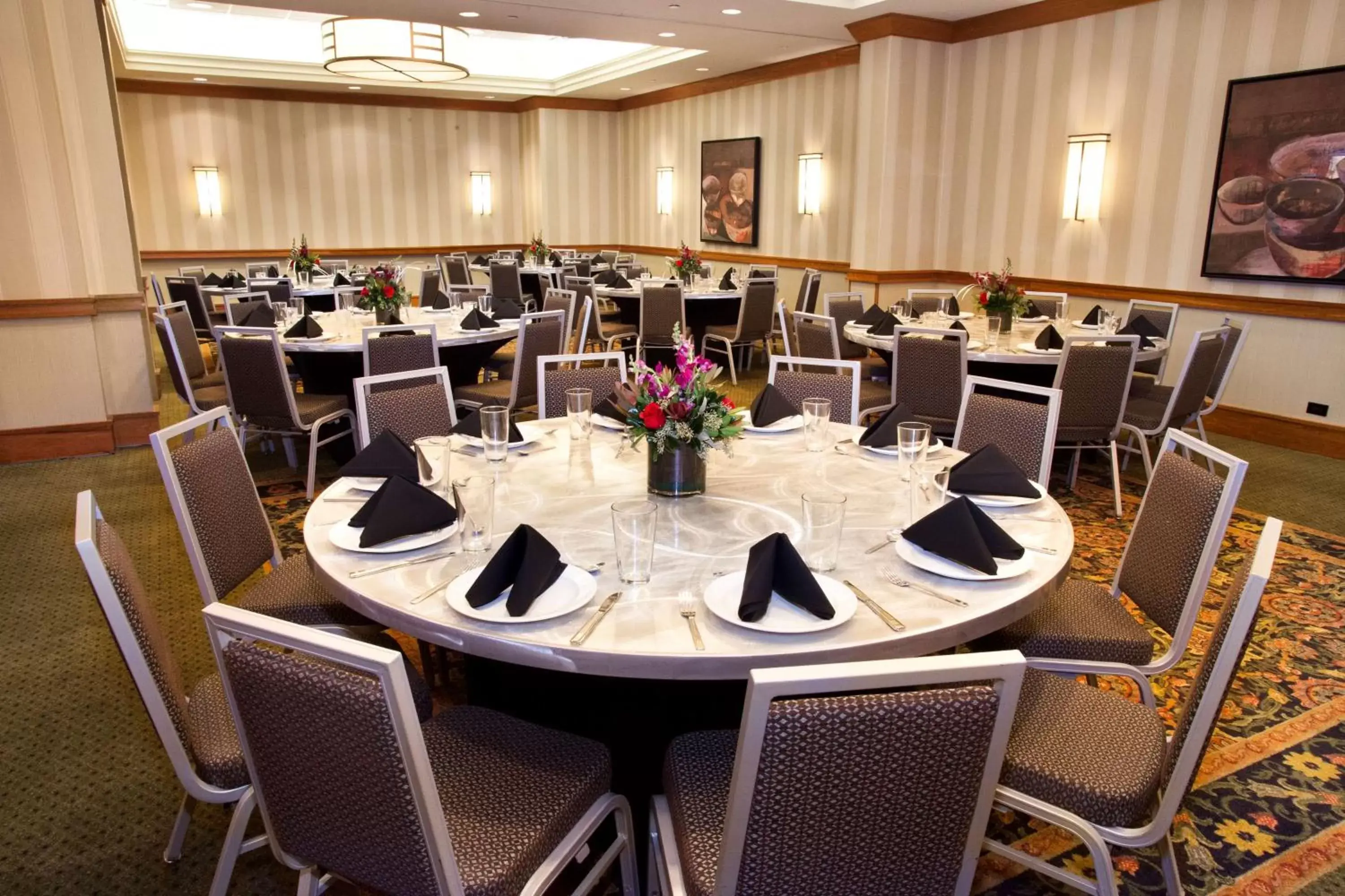 Meeting/conference room, Restaurant/Places to Eat in Hilton Suites Chicago/Oakbrook Terrace
