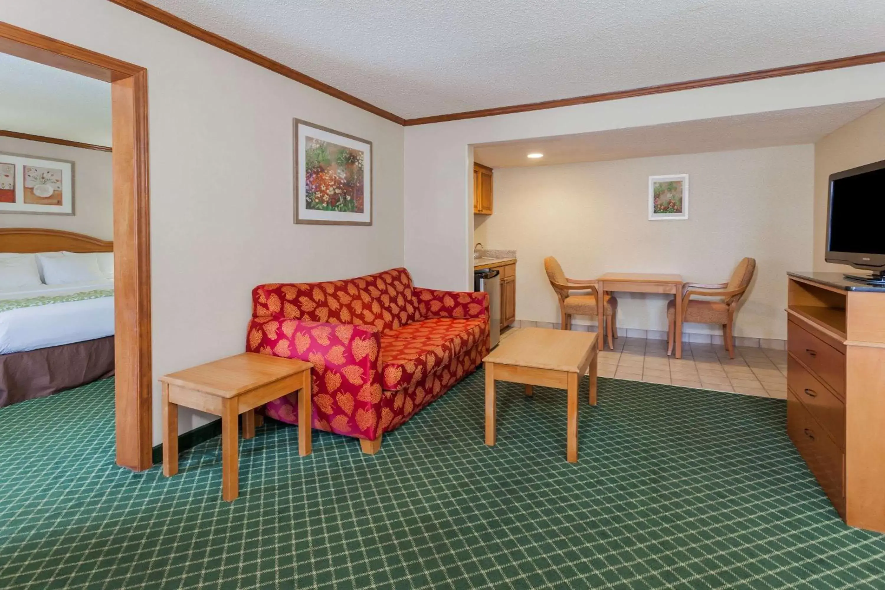 Photo of the whole room, Seating Area in Days Inn & Suites by Wyndham Warren