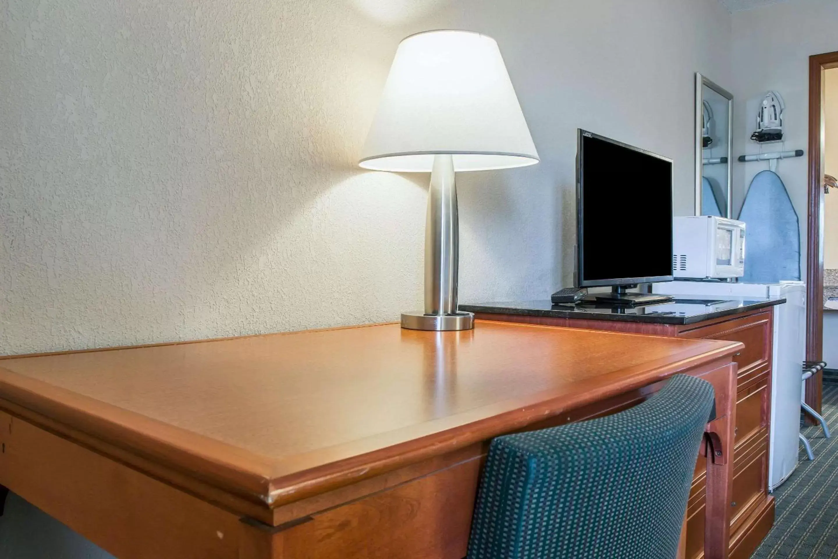 Photo of the whole room, TV/Entertainment Center in Rodeway Inn Grand Haven