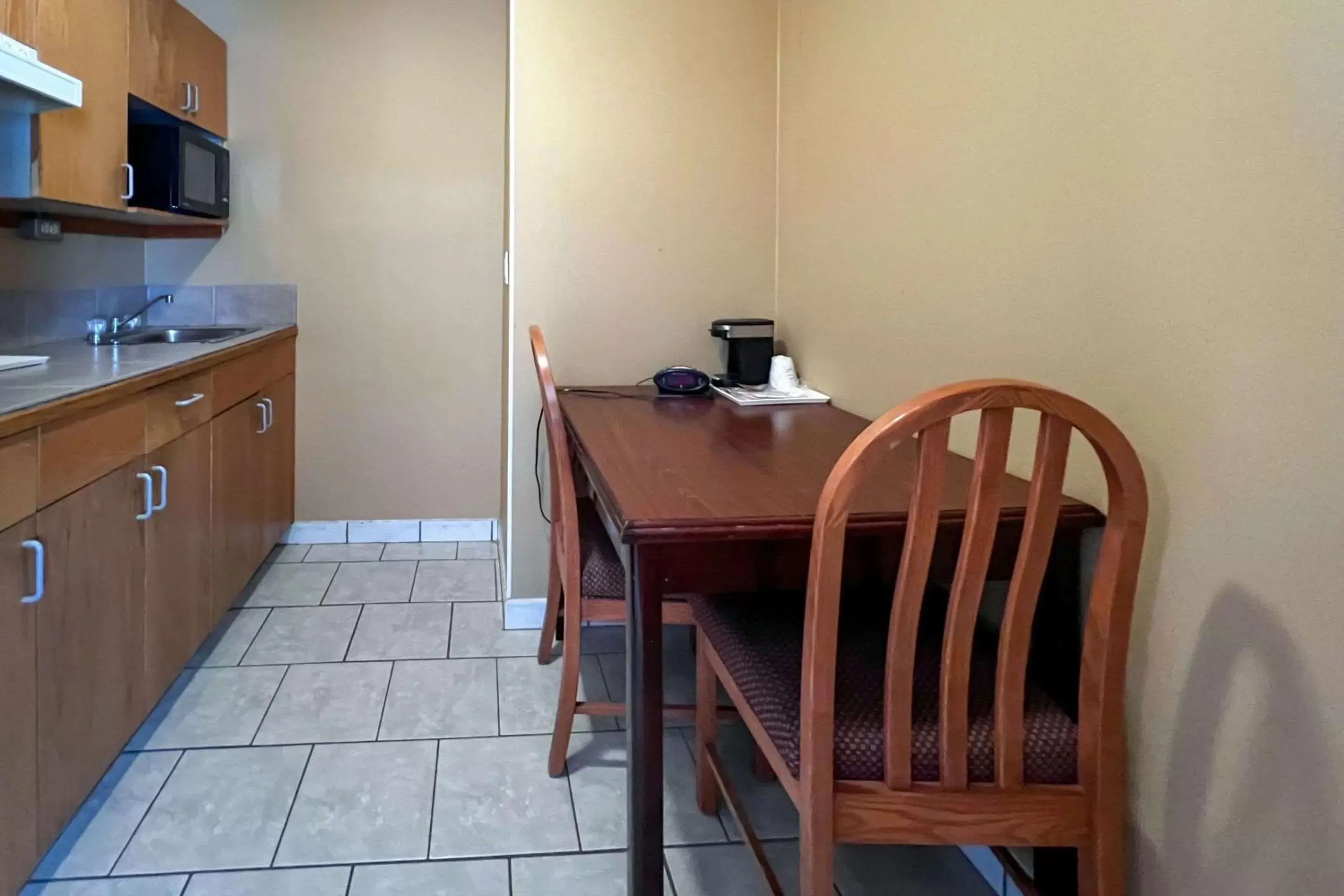 Bedroom, Kitchen/Kitchenette in Econo Lodge Motel Village