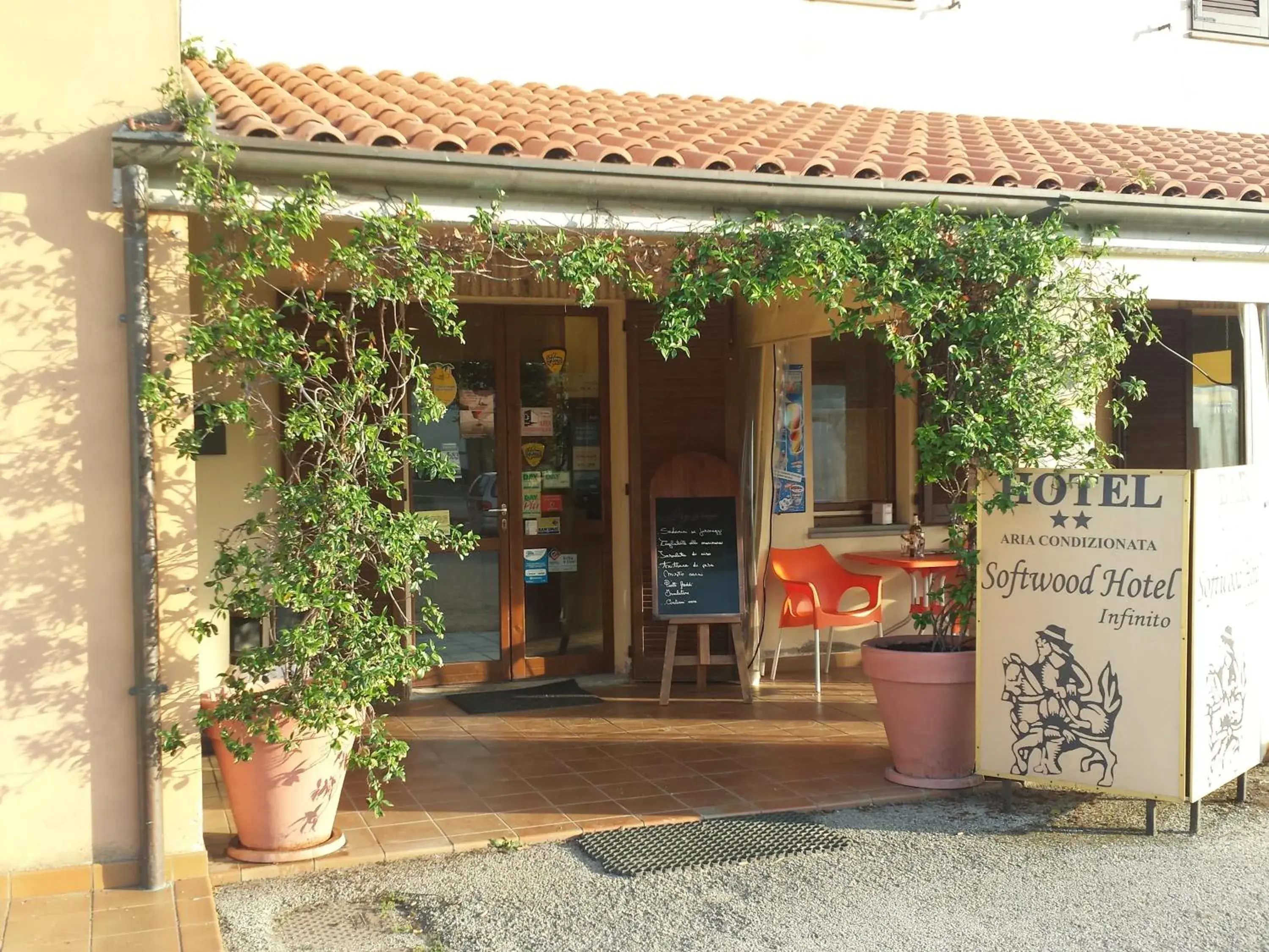 Facade/entrance, Patio/Outdoor Area in Hotel Softwood