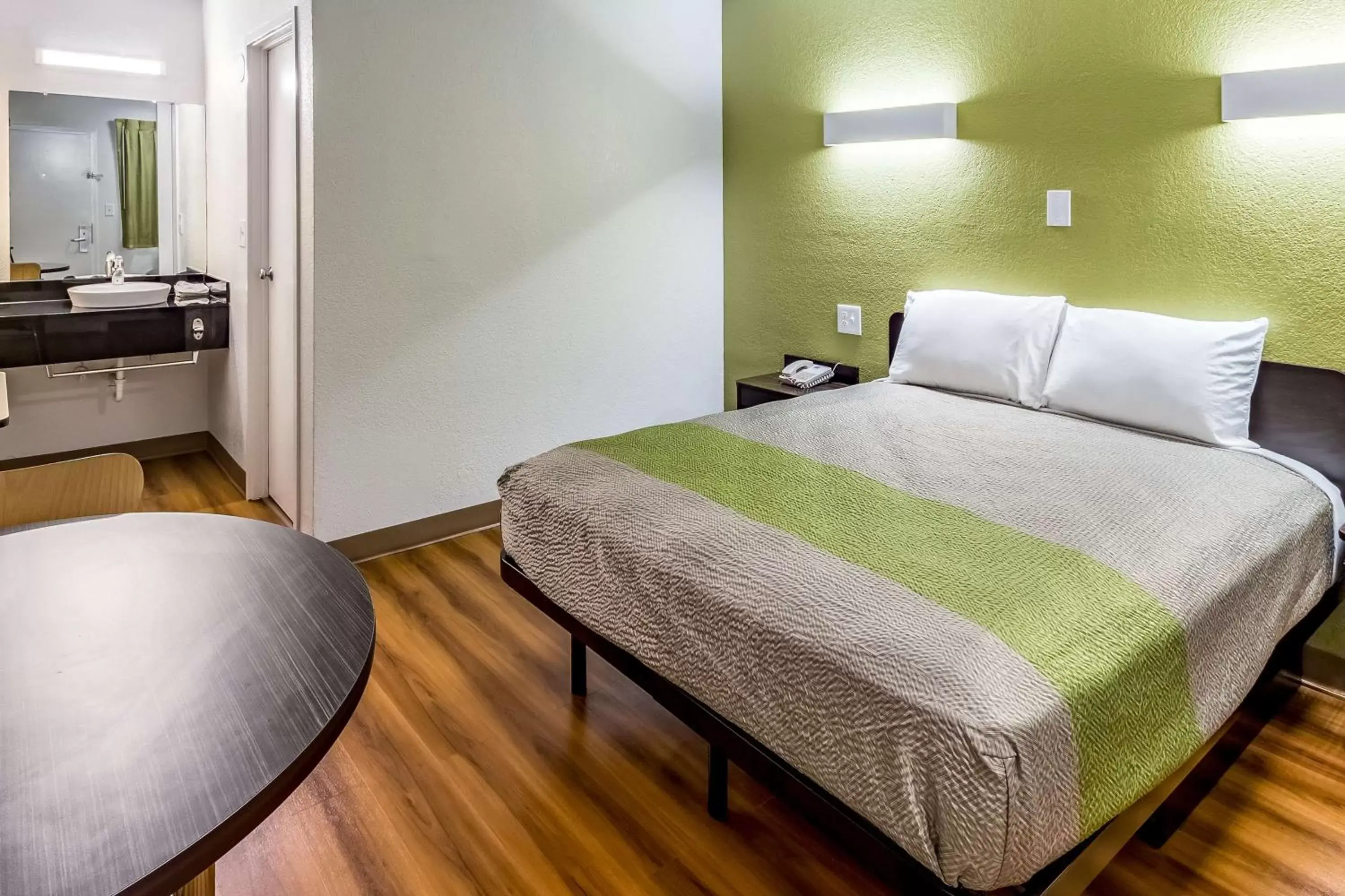 Photo of the whole room, Bed in Motel 6-Bellmead, TX - Waco