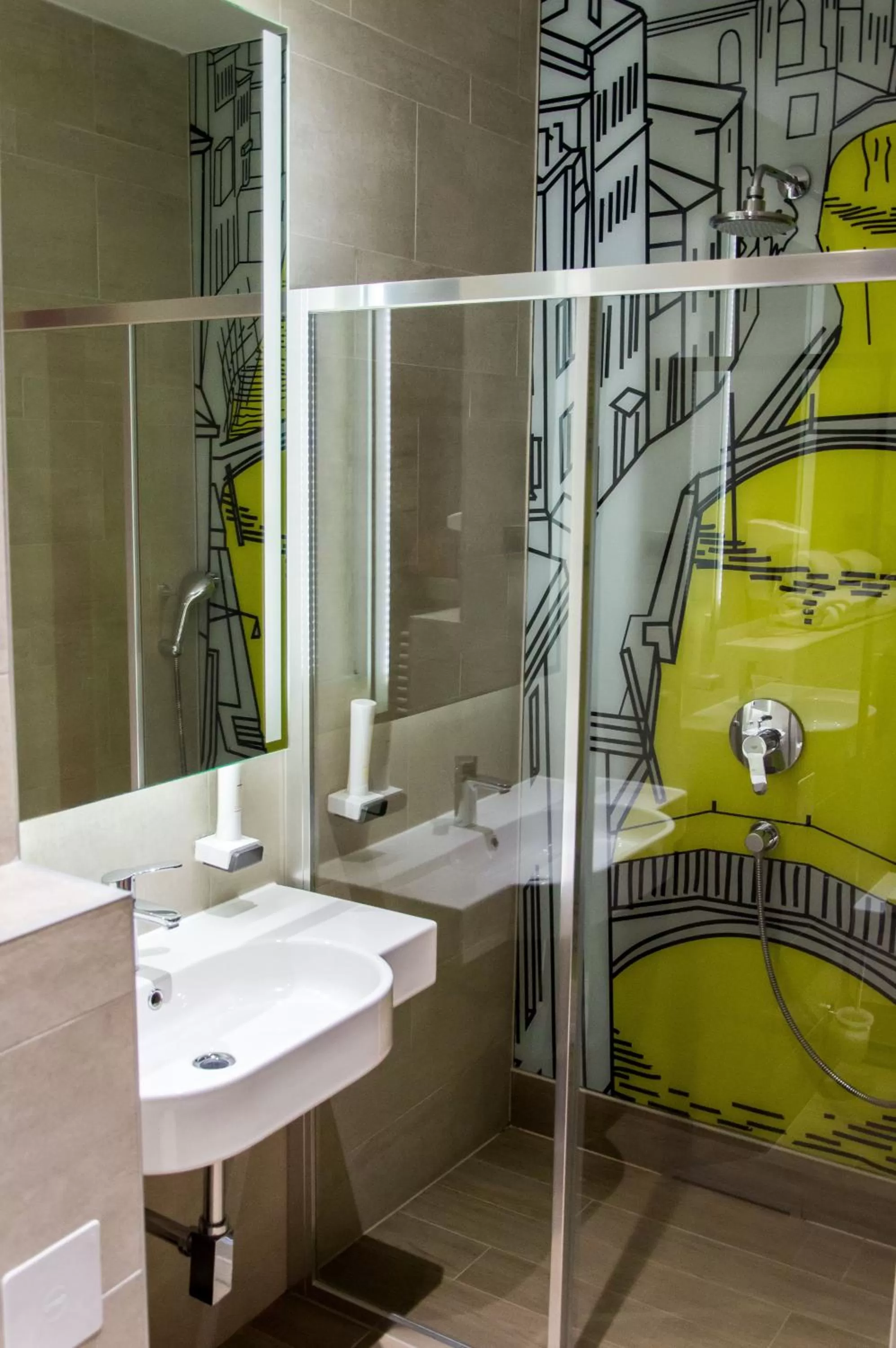 Shower in Hotel Cosmopolit