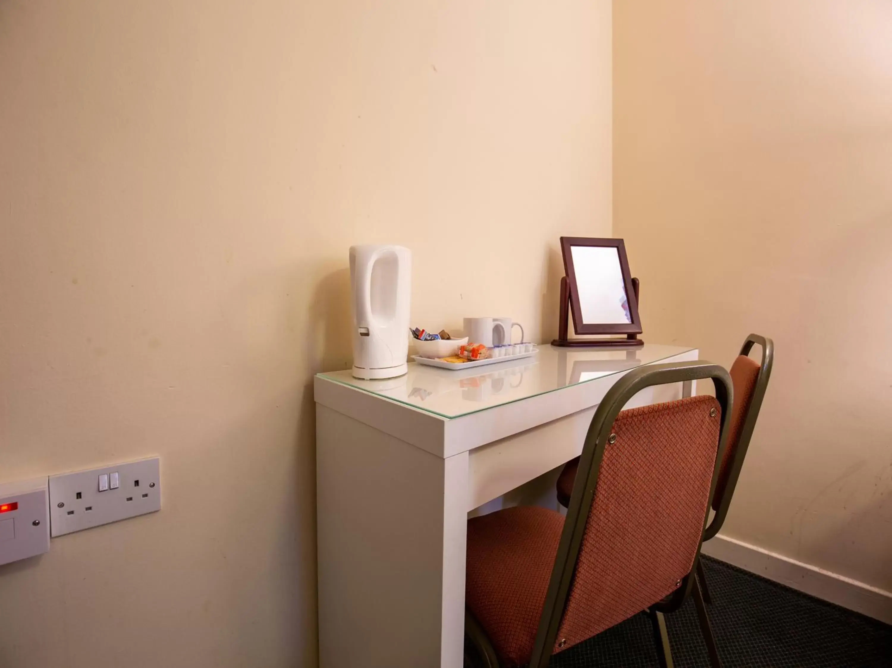 Coffee/tea facilities, TV/Entertainment Center in Longforgan Coaching Inn