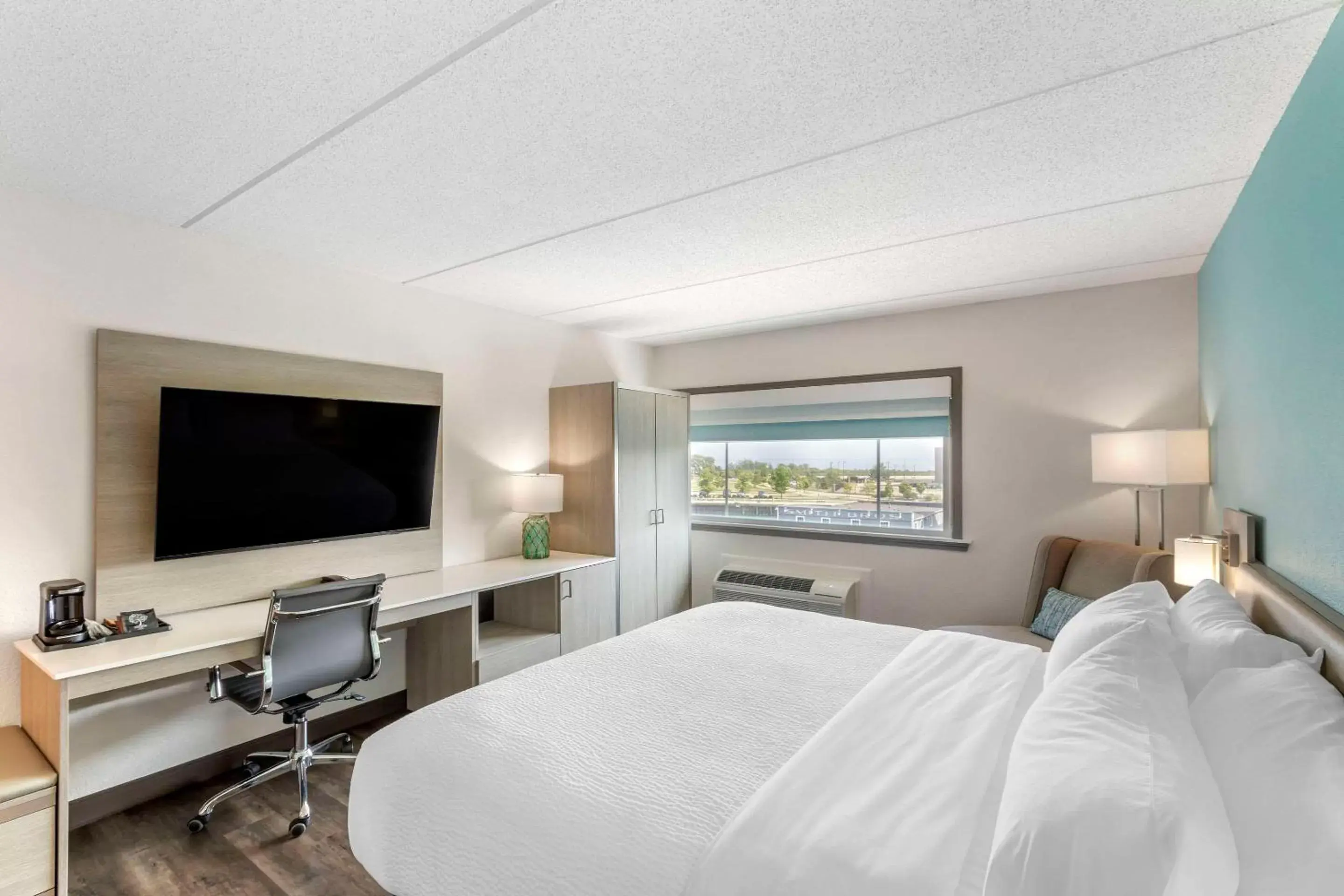 Bedroom, TV/Entertainment Center in The Harborview, Ascend Hotel Collection