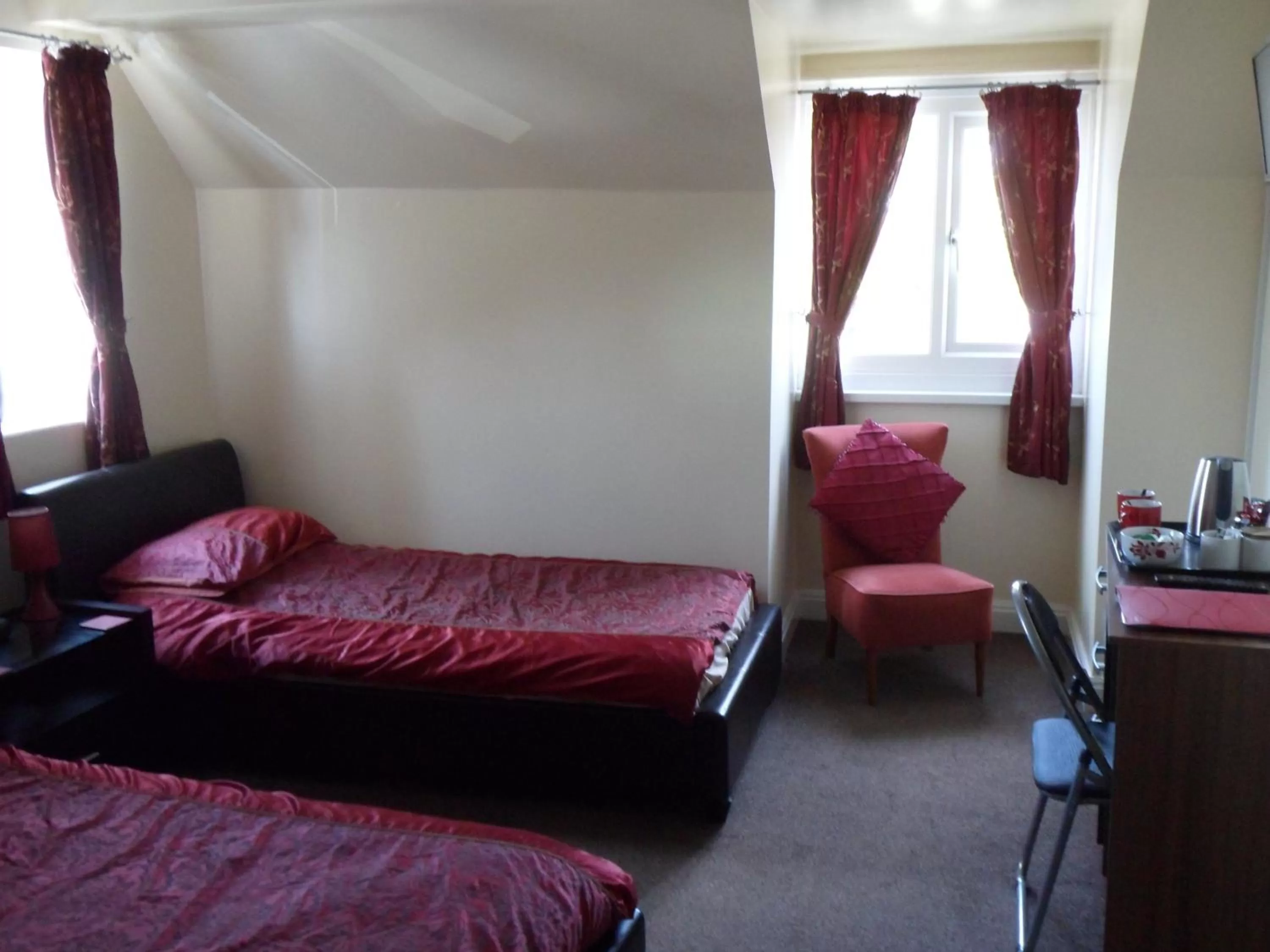 Twin Room with Shower - single occupancy in The Shoes