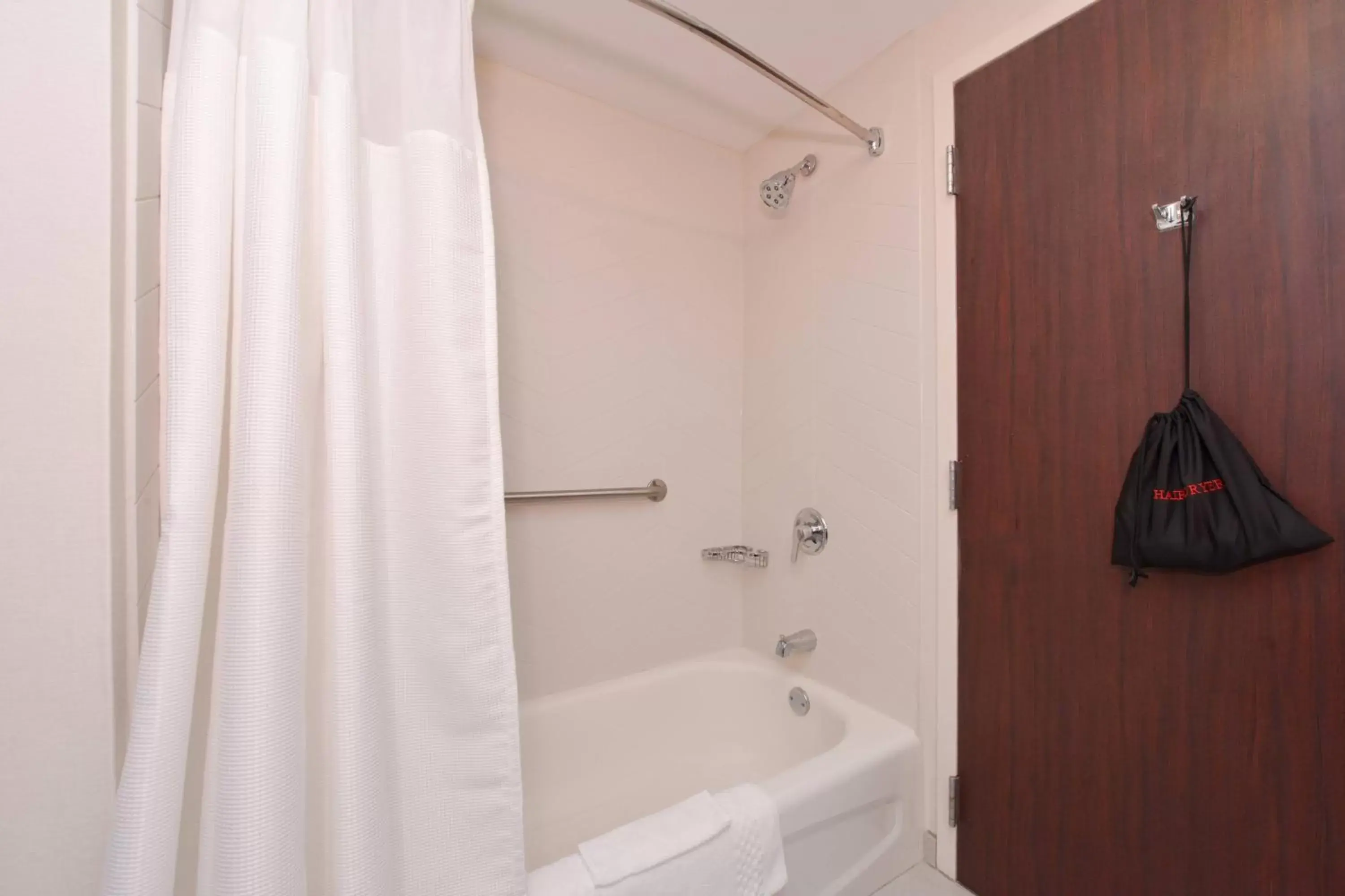 Bathroom in Fairfield Inn & Suites by Marriott Pittsburgh New Stanton