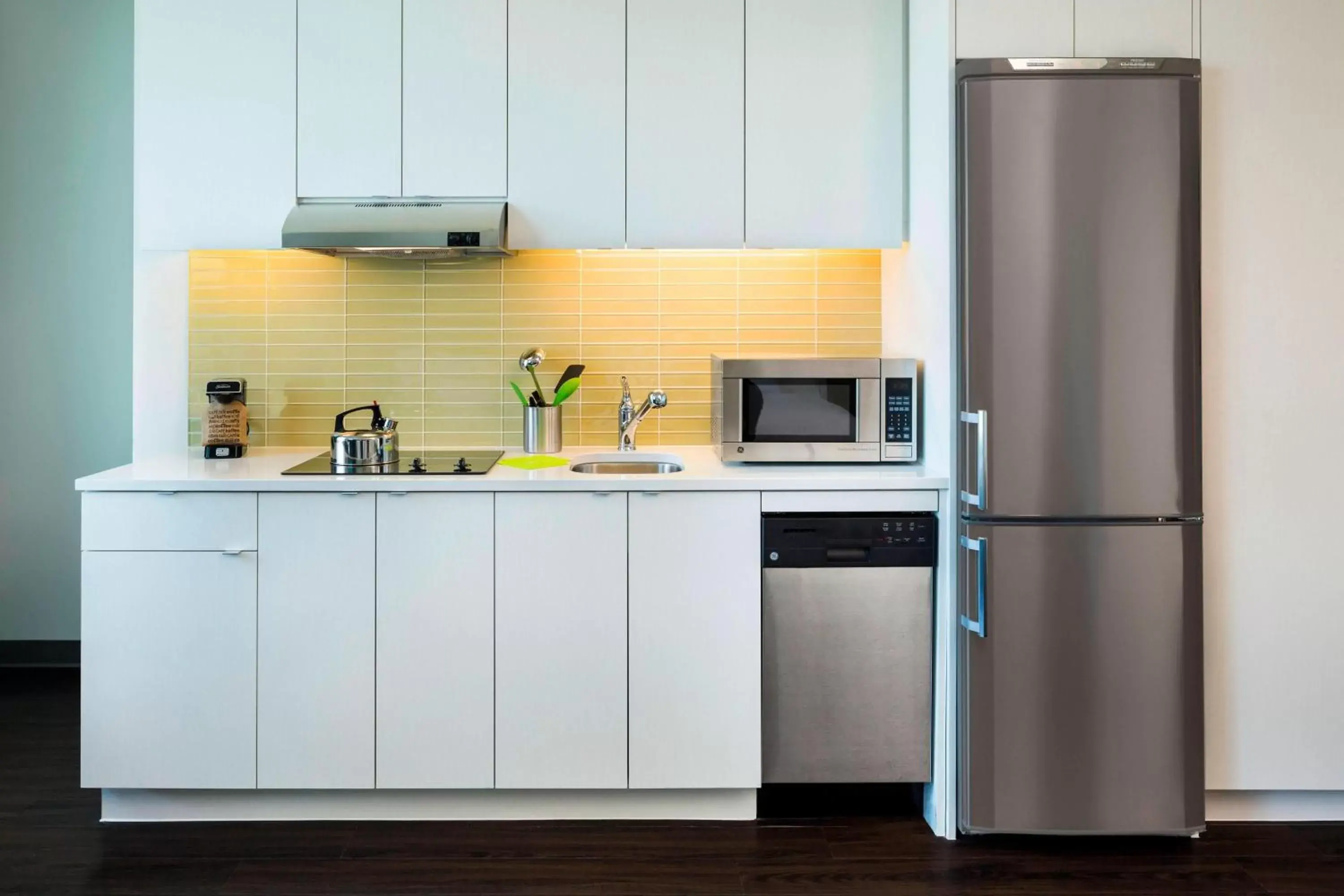 Kitchen or kitchenette, Kitchen/Kitchenette in Element Vancouver Metrotown