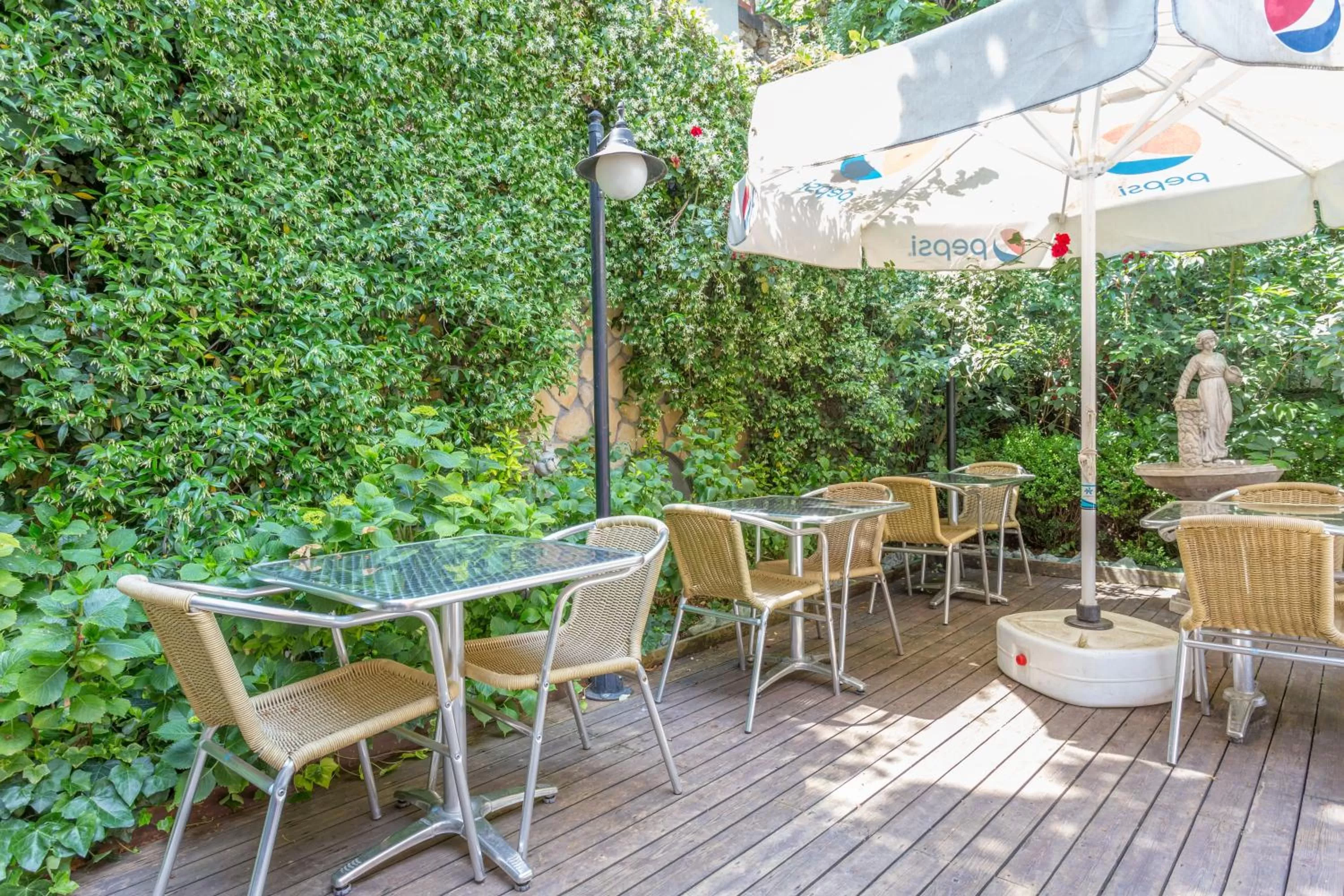 Garden in Sphendon Hotel