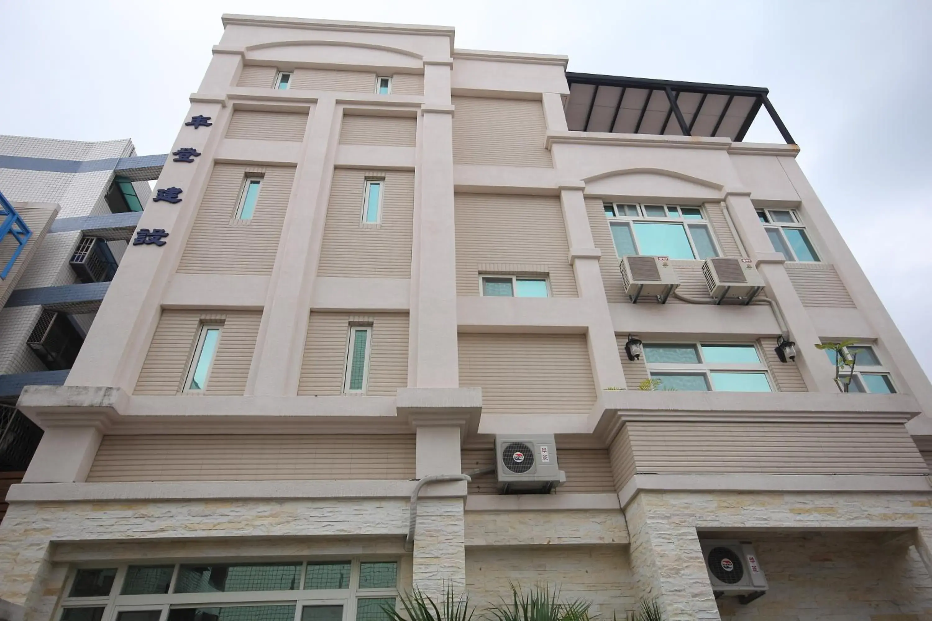 Facade/entrance, Property Building in Hualien Paris Home B&B