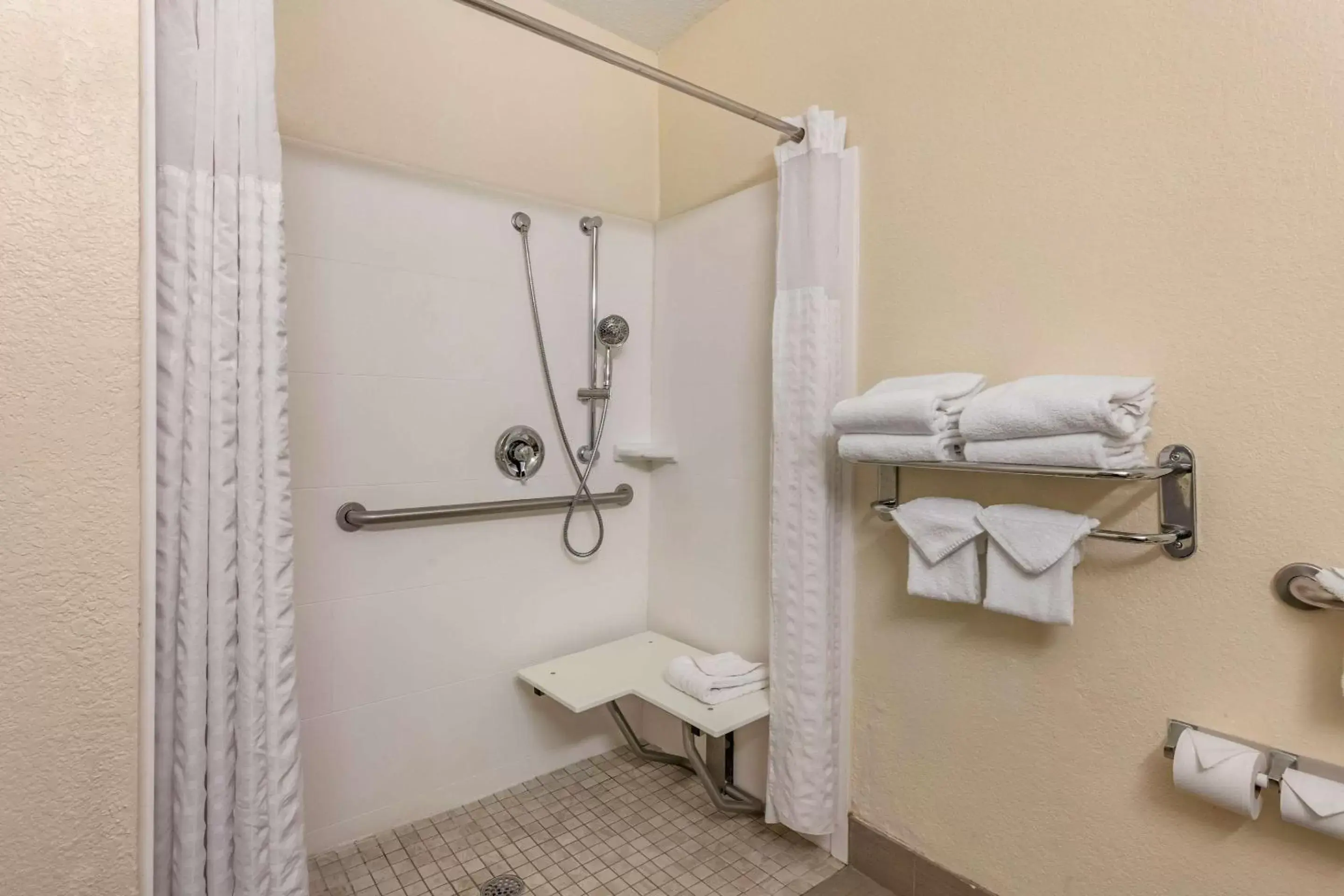 Bathroom in Comfort Suites Maingate East