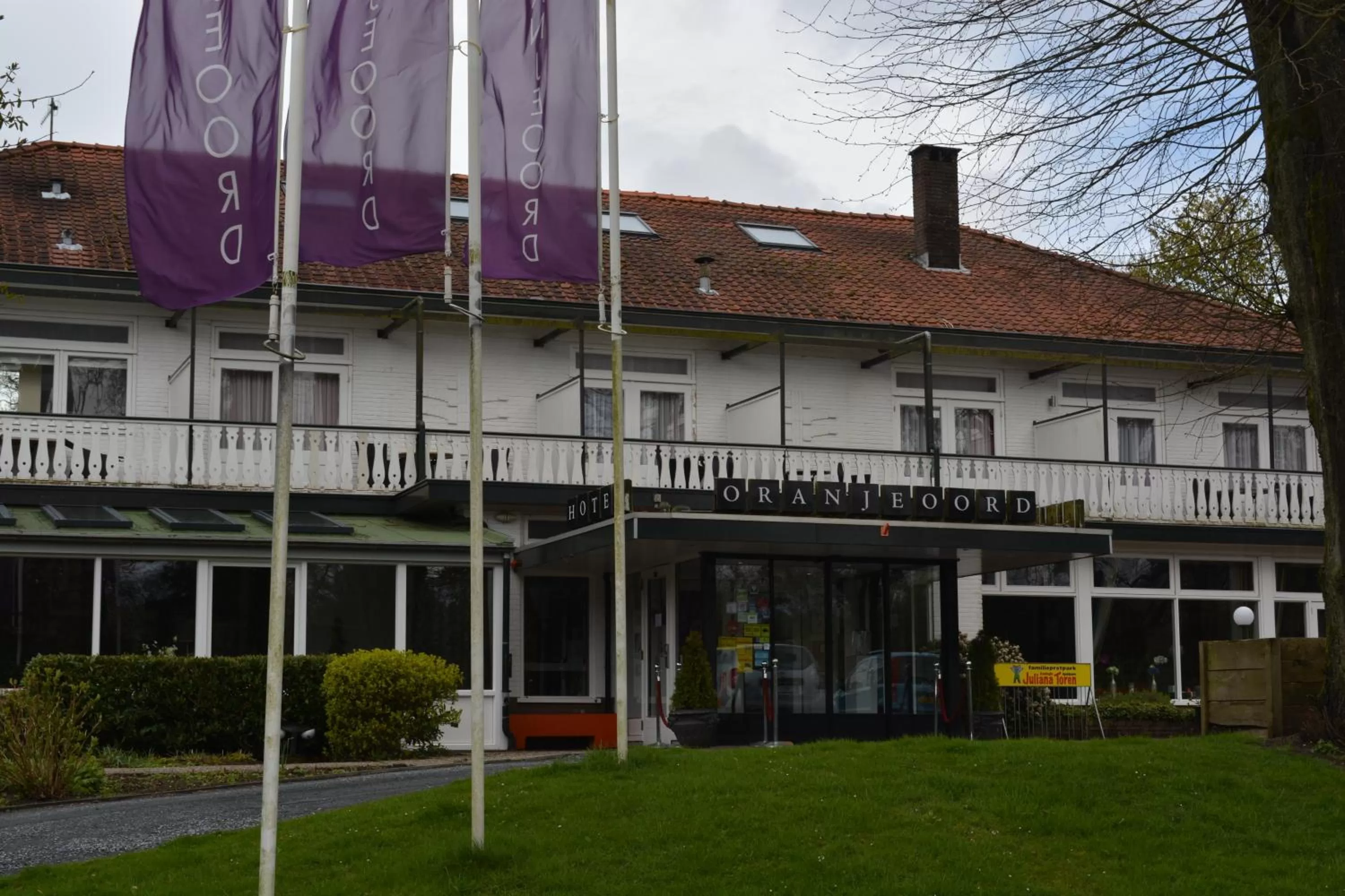 Facade/entrance, Property Building in Hotel Oranjeoord