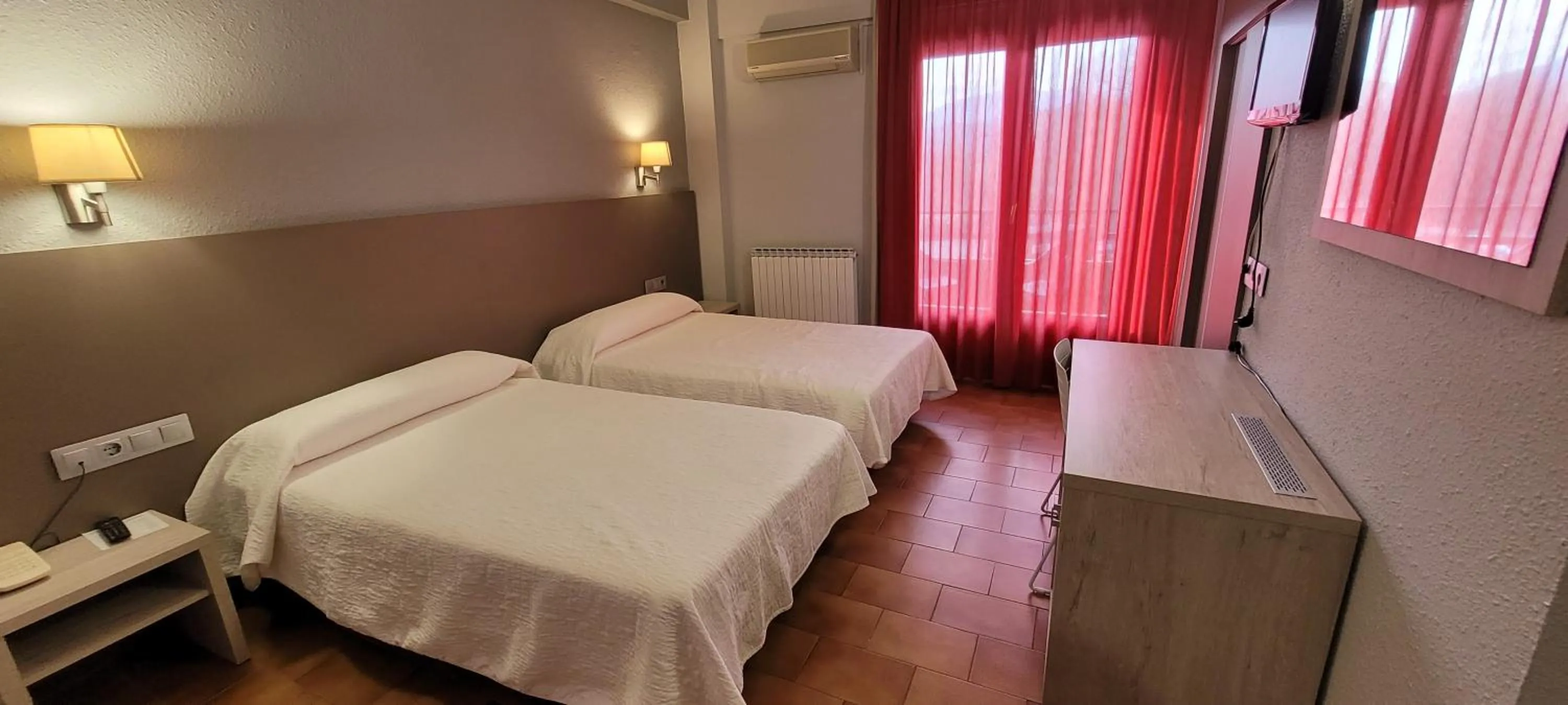 Photo of the whole room, Bed in Hotel Meson de L’Ainsa