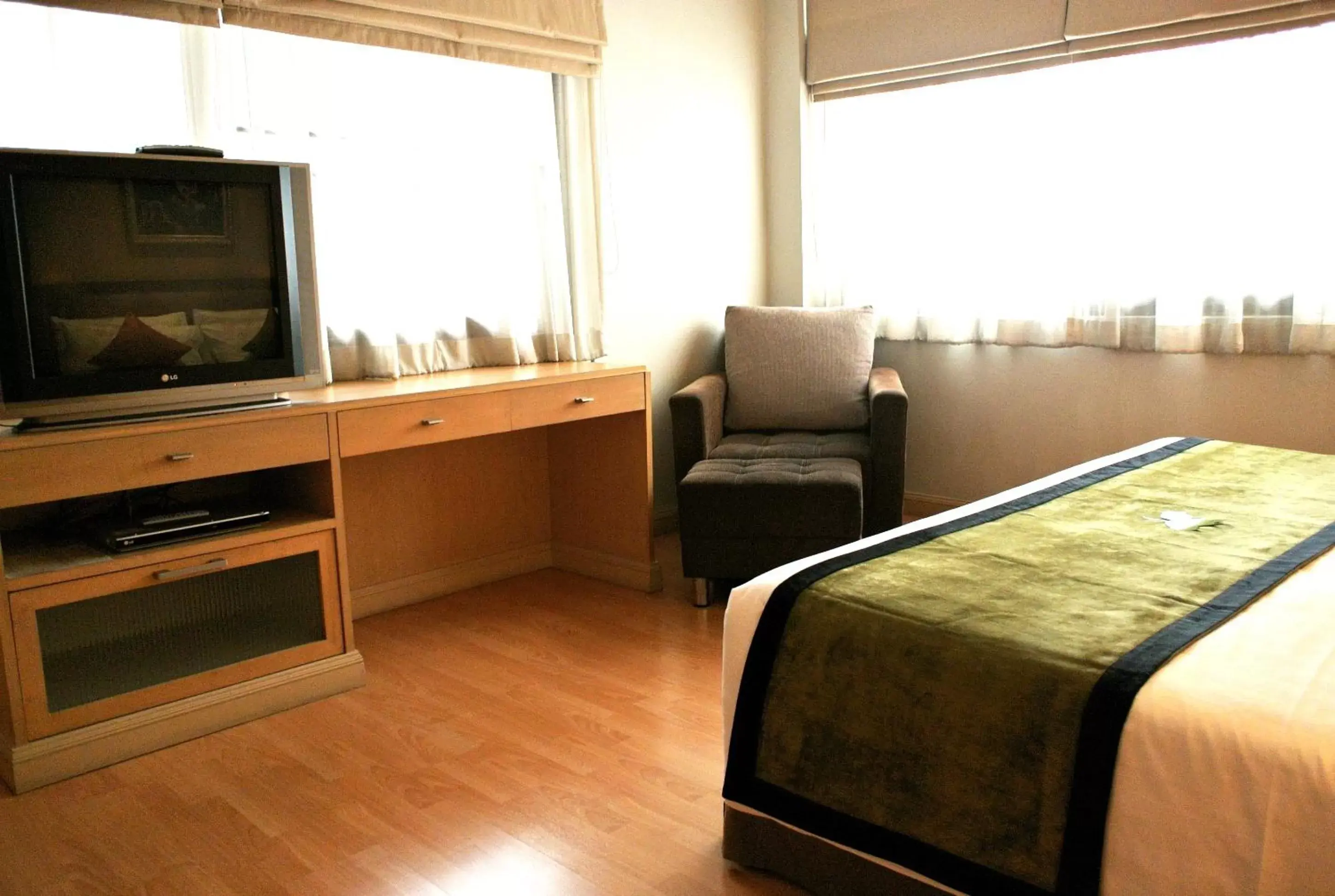 Bed, TV/Entertainment Center in The Key Bangkok Hotel