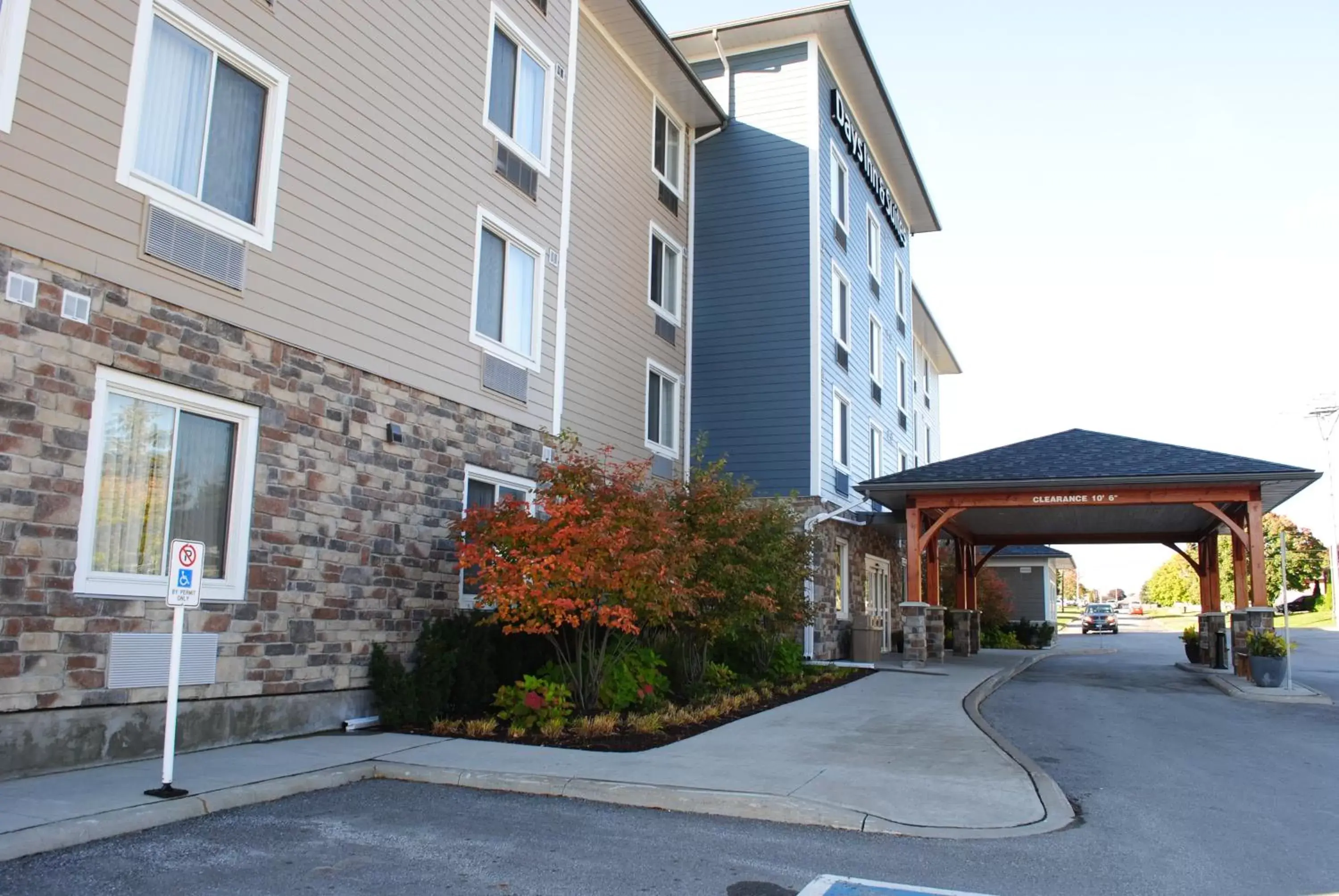 Facade/entrance, Property Building in Days Inn & Suites by Wyndham Lindsay