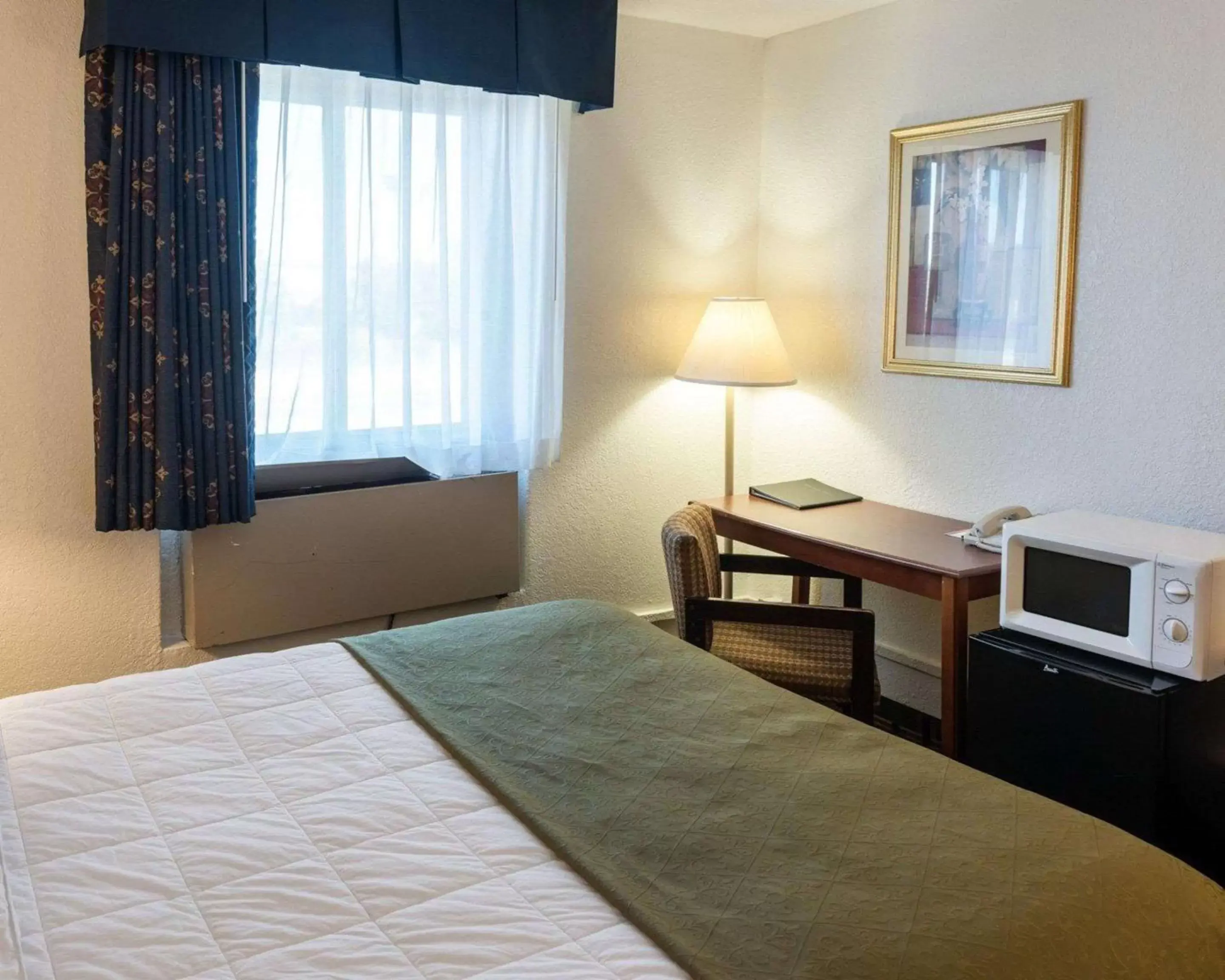 Photo of the whole room, Bed in Quality Inn Photo of the whole room, Bed in Quality Inn