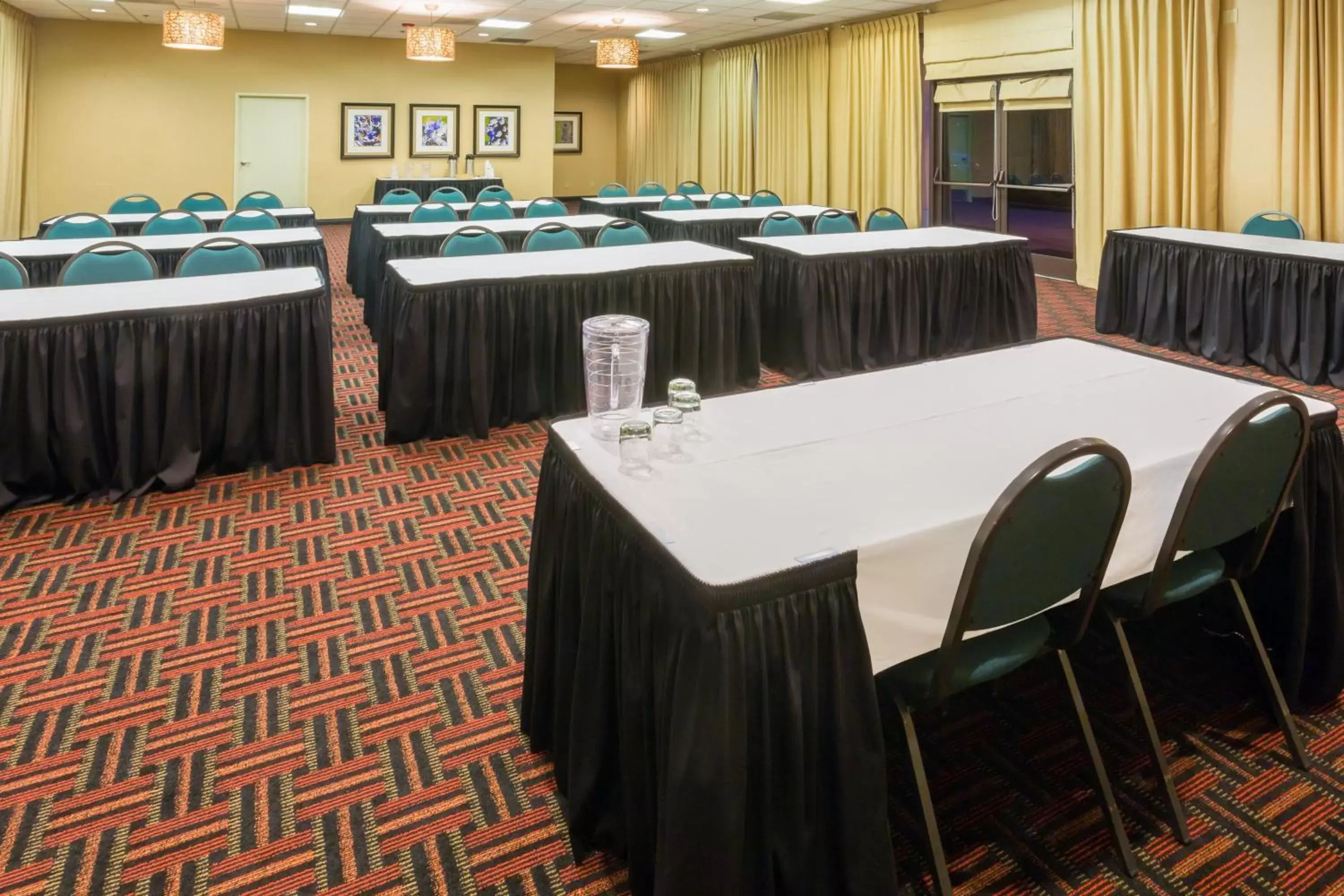 Meeting/conference room in Holiday Inn Express Roseburg, an IHG Hotel