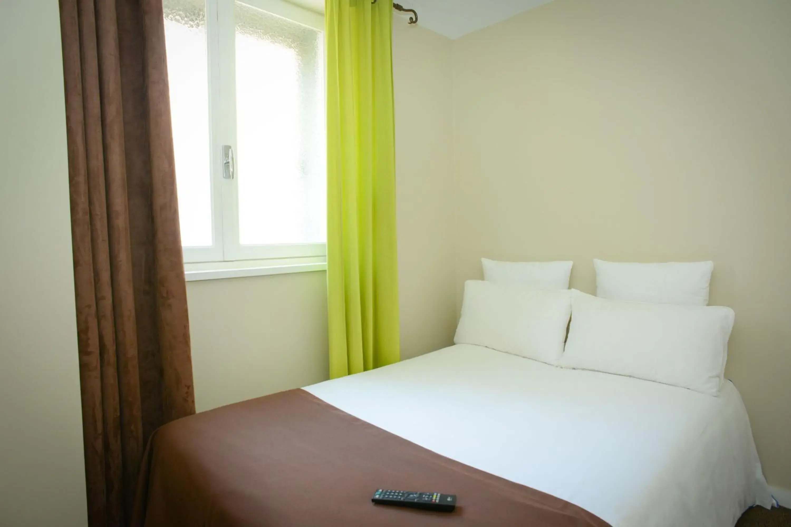 Photo of the whole room, Bed in Auberge Normande