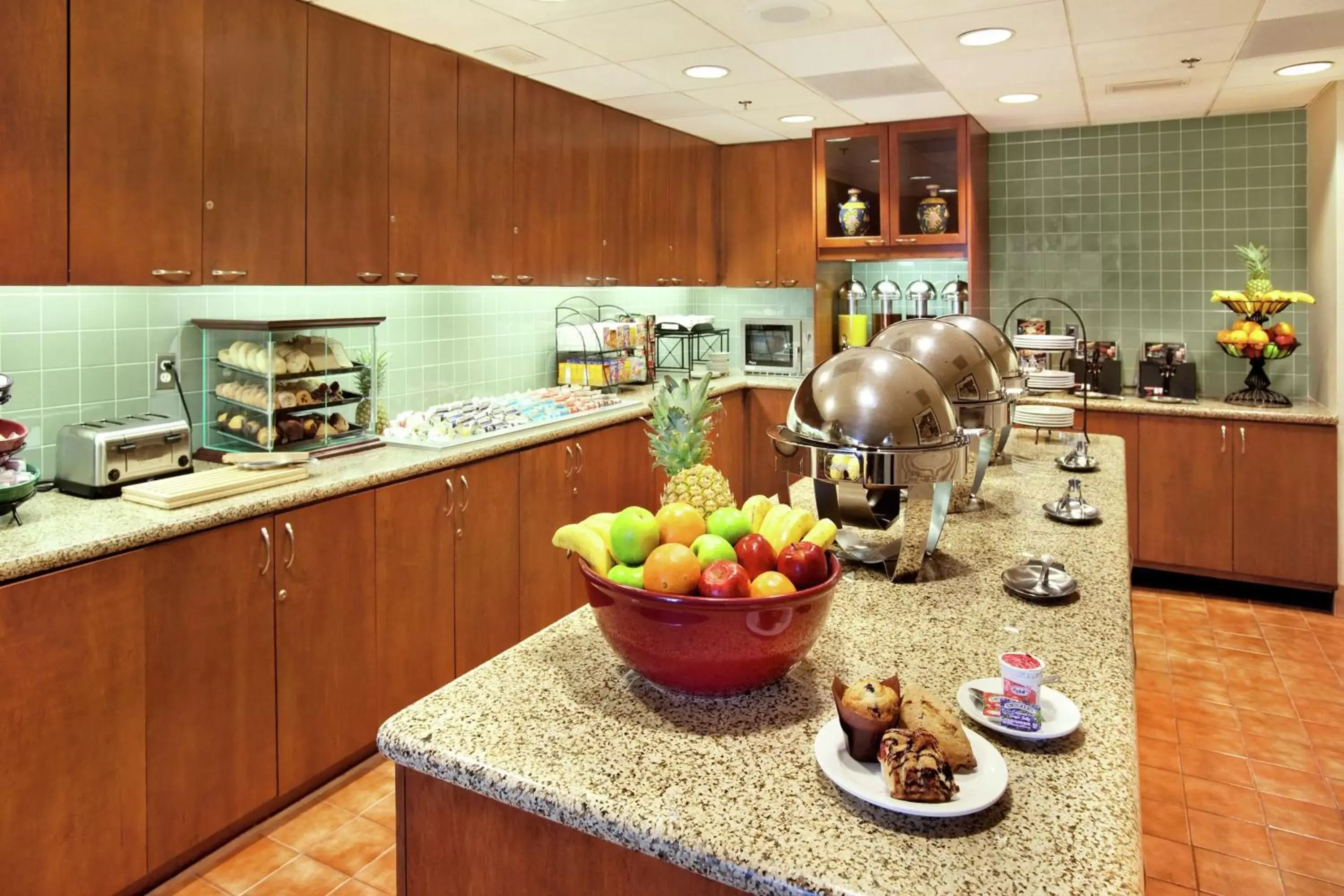 Breakfast, Kitchen/Kitchenette in Homewood Suites by Hilton Falls Church
