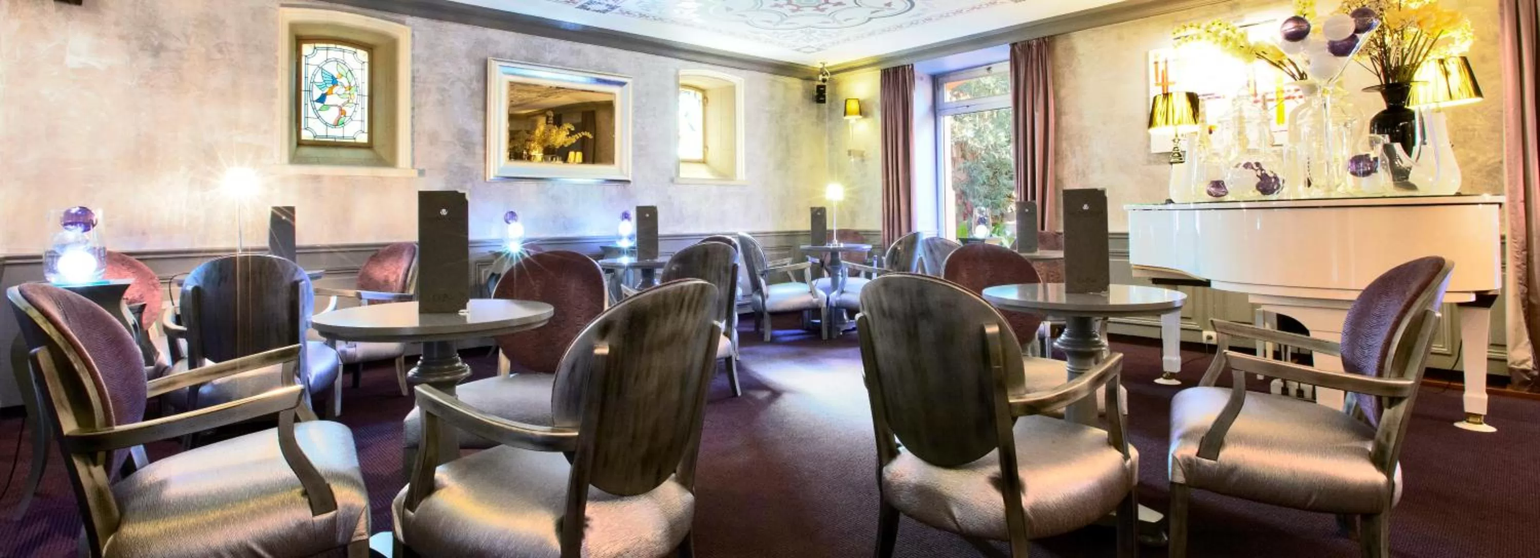 Lounge or bar in GOLDEN TULIP CANNES HOTEL de PARIS