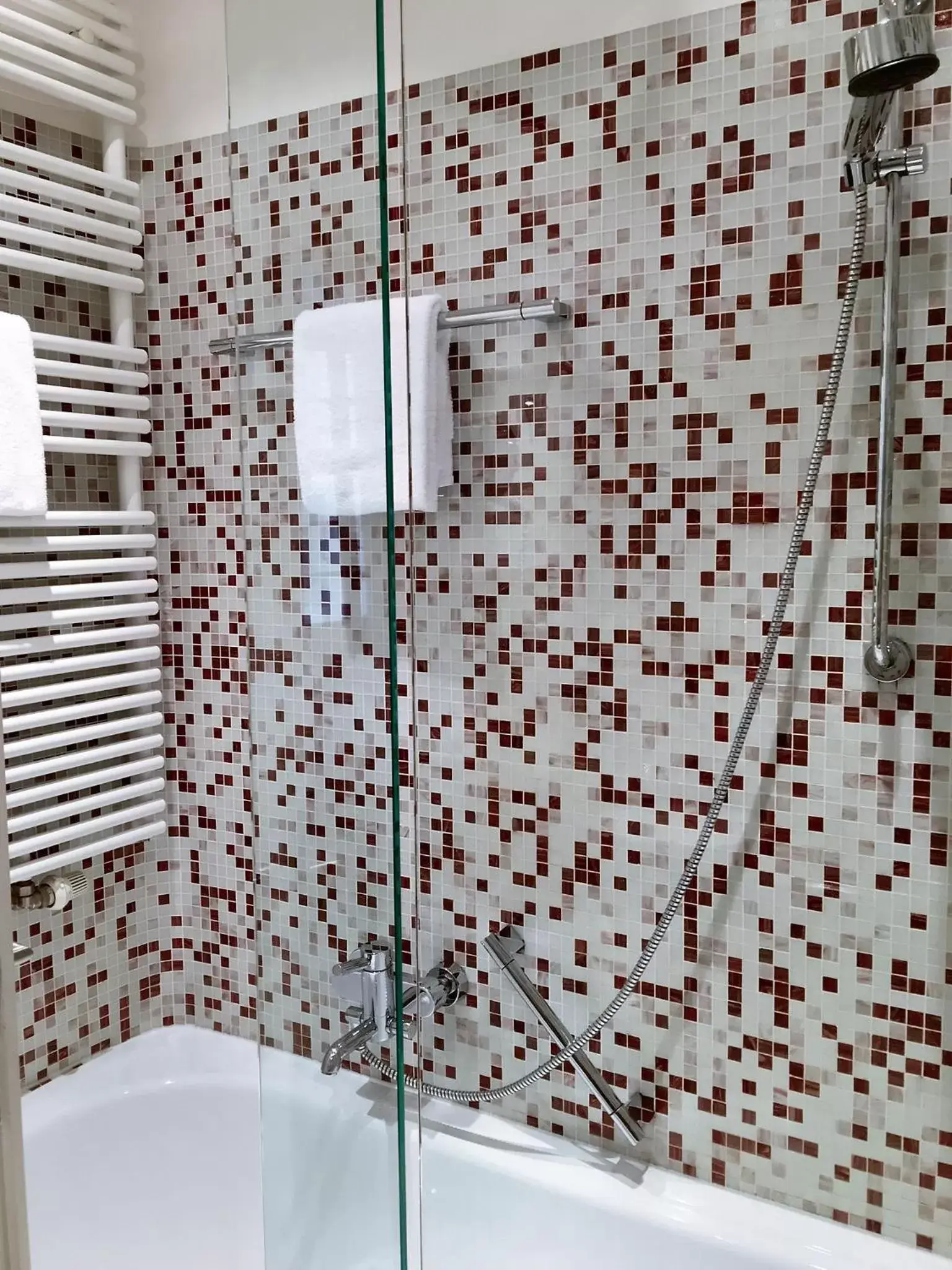 Shower, Bathroom in Hotel Zur Alten Brücke
