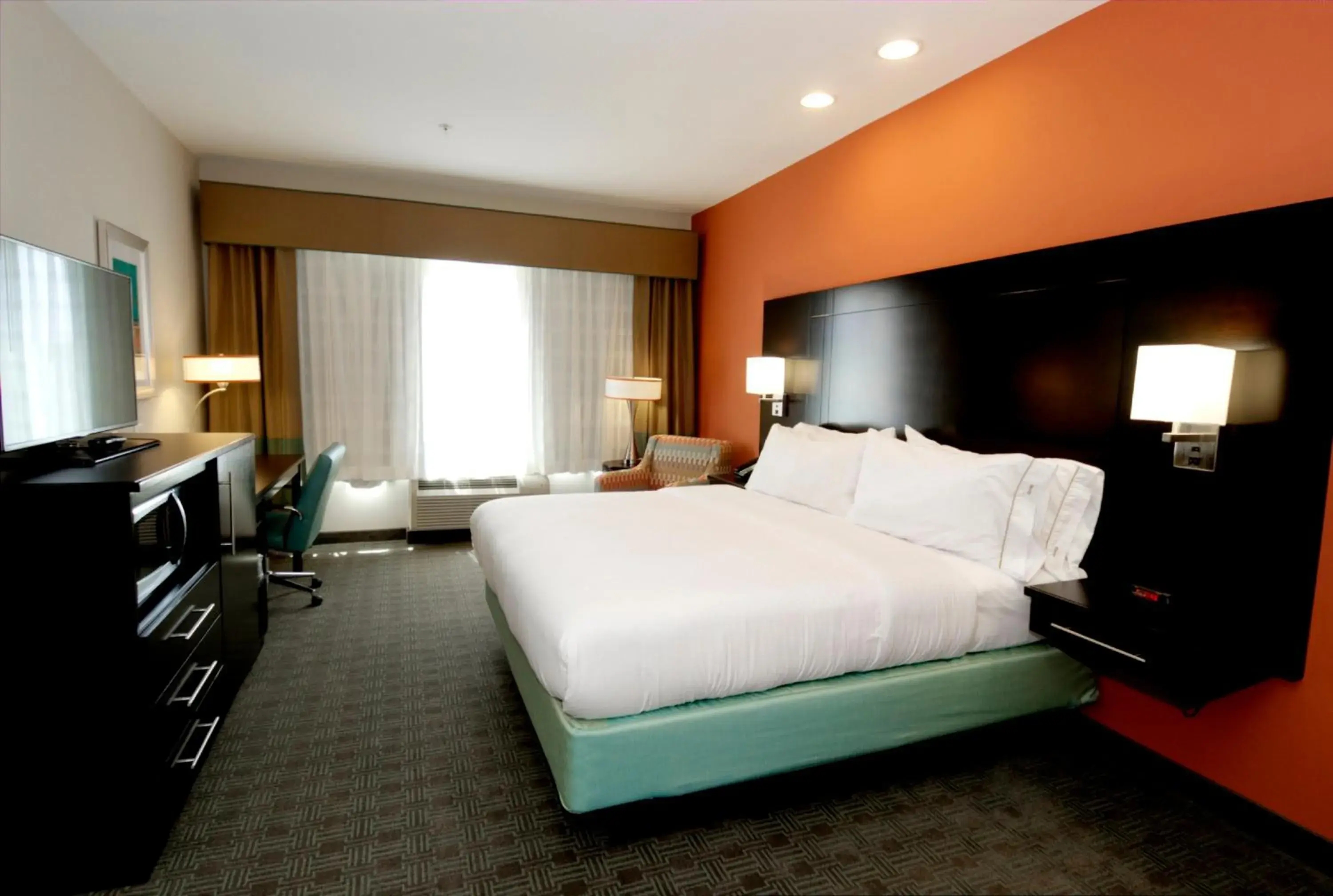 Photo of the whole room, Bed in Holiday Inn Express & Suites Austin South, an IHG Hotel