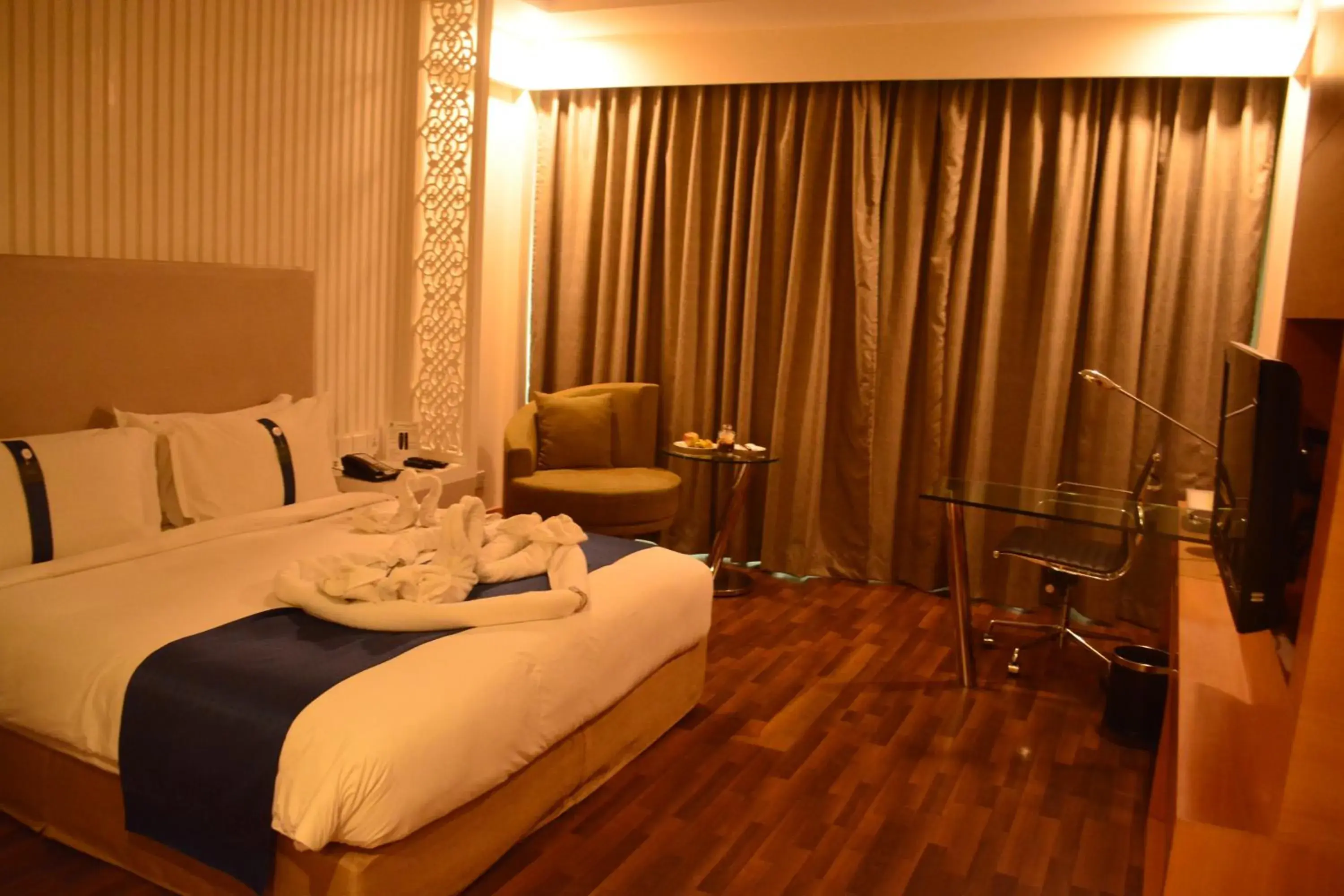 Bed in Holiday Inn Amritsar Ranjit Avenue, an IHG Hotel