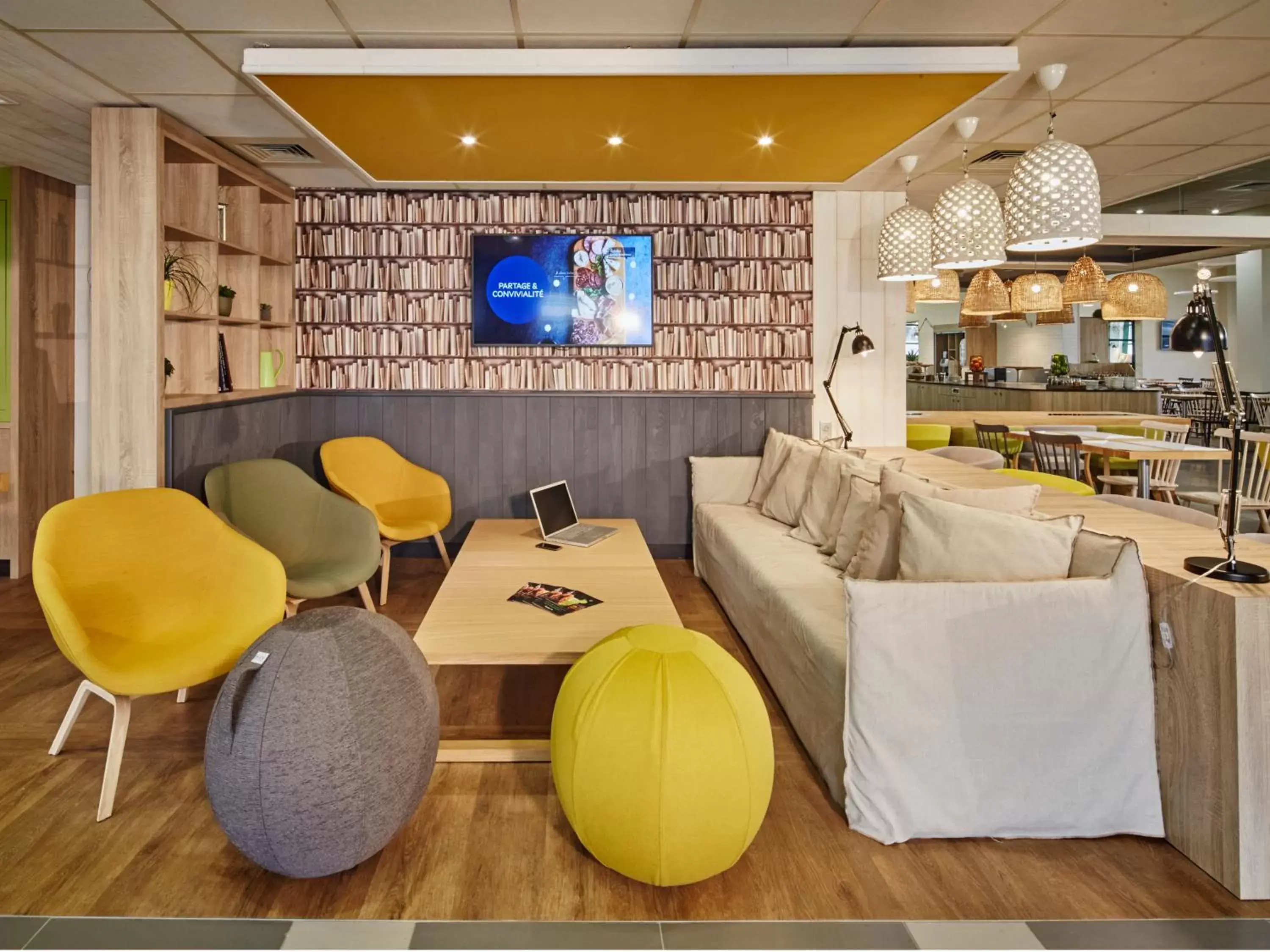 Living room in Campanile Poitiers - Site du Futuroscope Living room in Campanile Poitiers - Site du Futuroscope