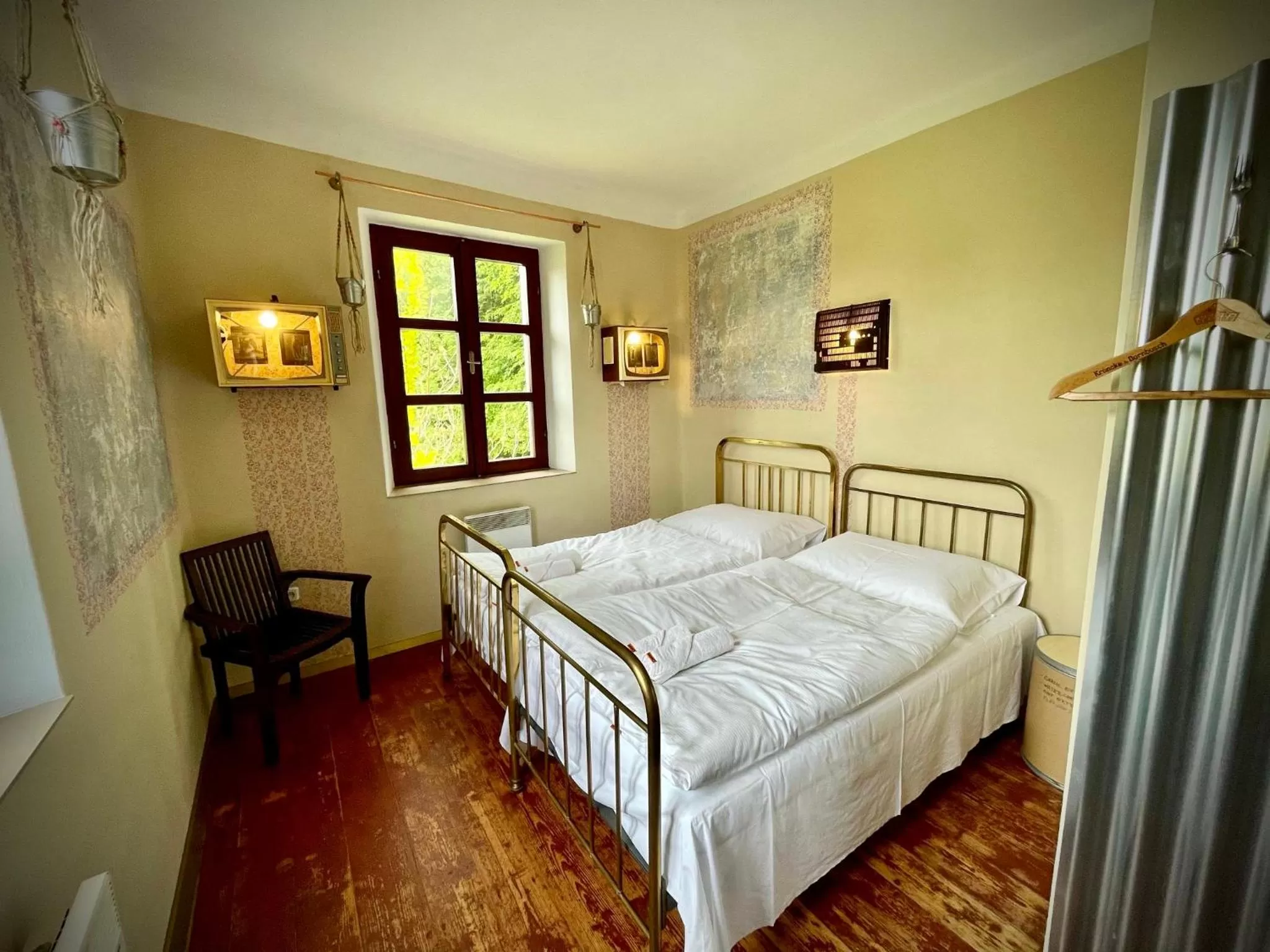 Bed in HARABURDI® Recyclart Hotel